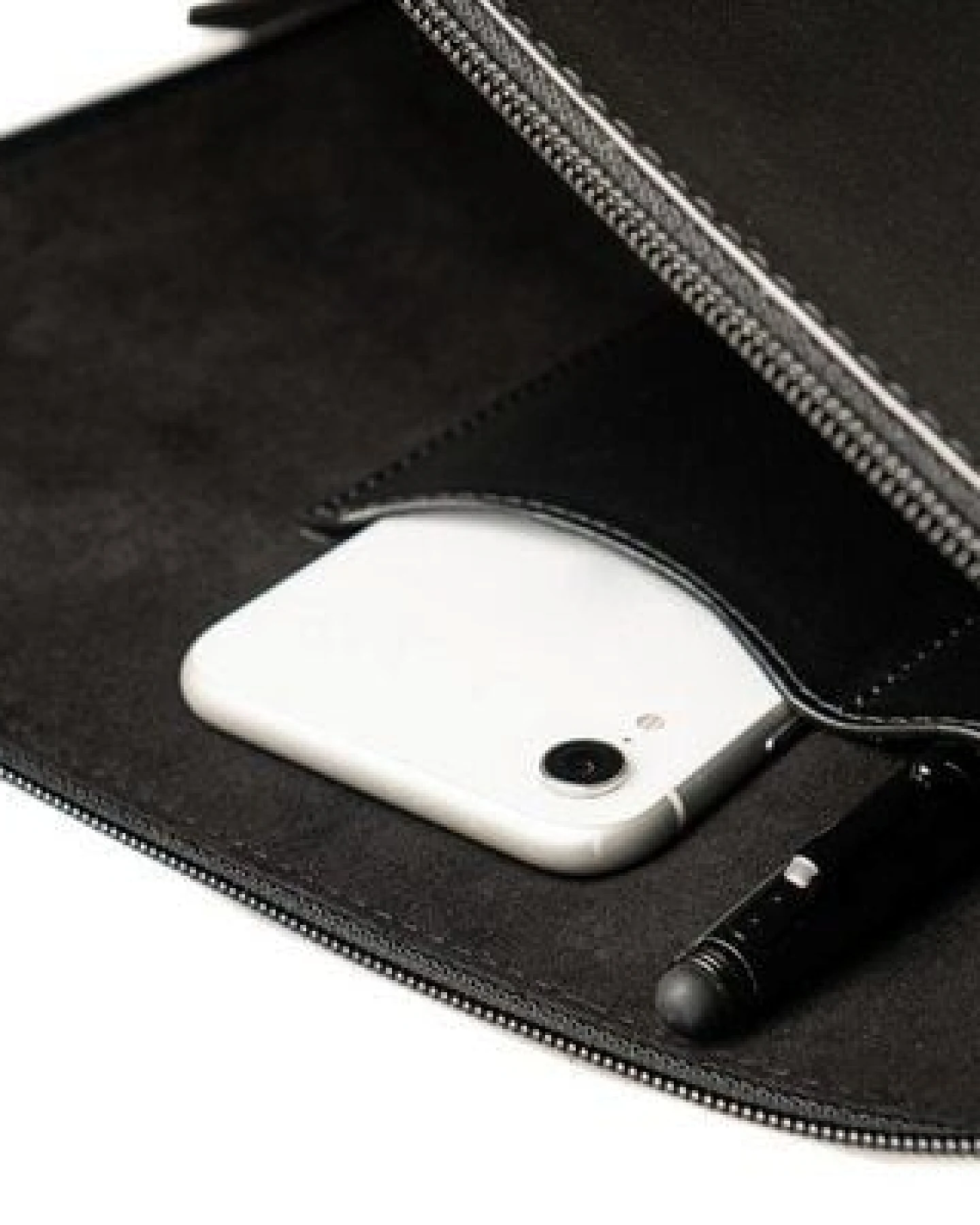 GREVIRO Laptop & Device Tasche aus Kaktusleder (vegan) - für MacBook, iPad, Surface, Galaxy & HP EliteBook bis 14" – Ansicht 3