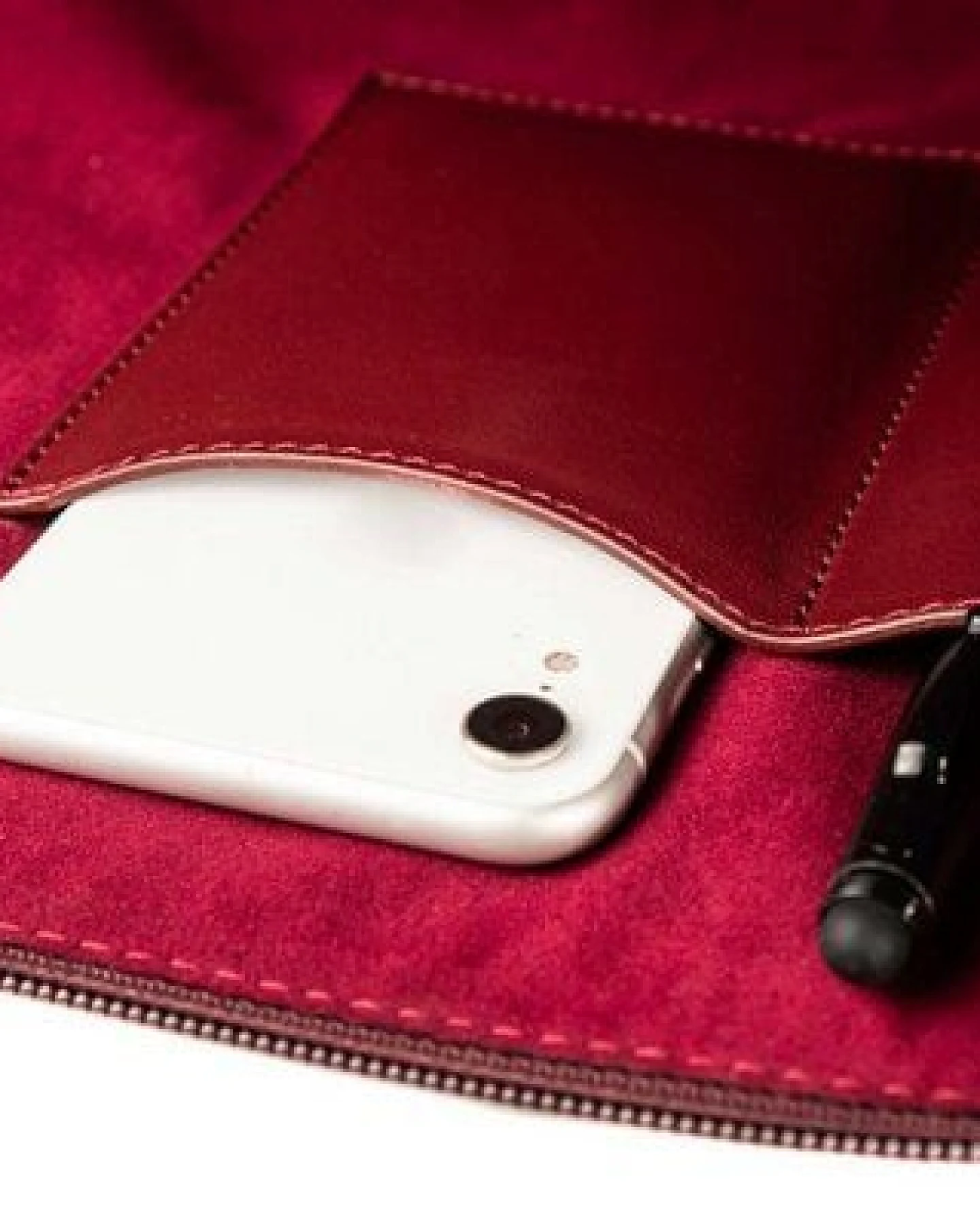 GREVIRO Laptop & Device Tasche aus Kaktusleder (vegan) - für MacBook, iPad, Surface, Galaxy & HP EliteBook bis 14" – Ansicht 4