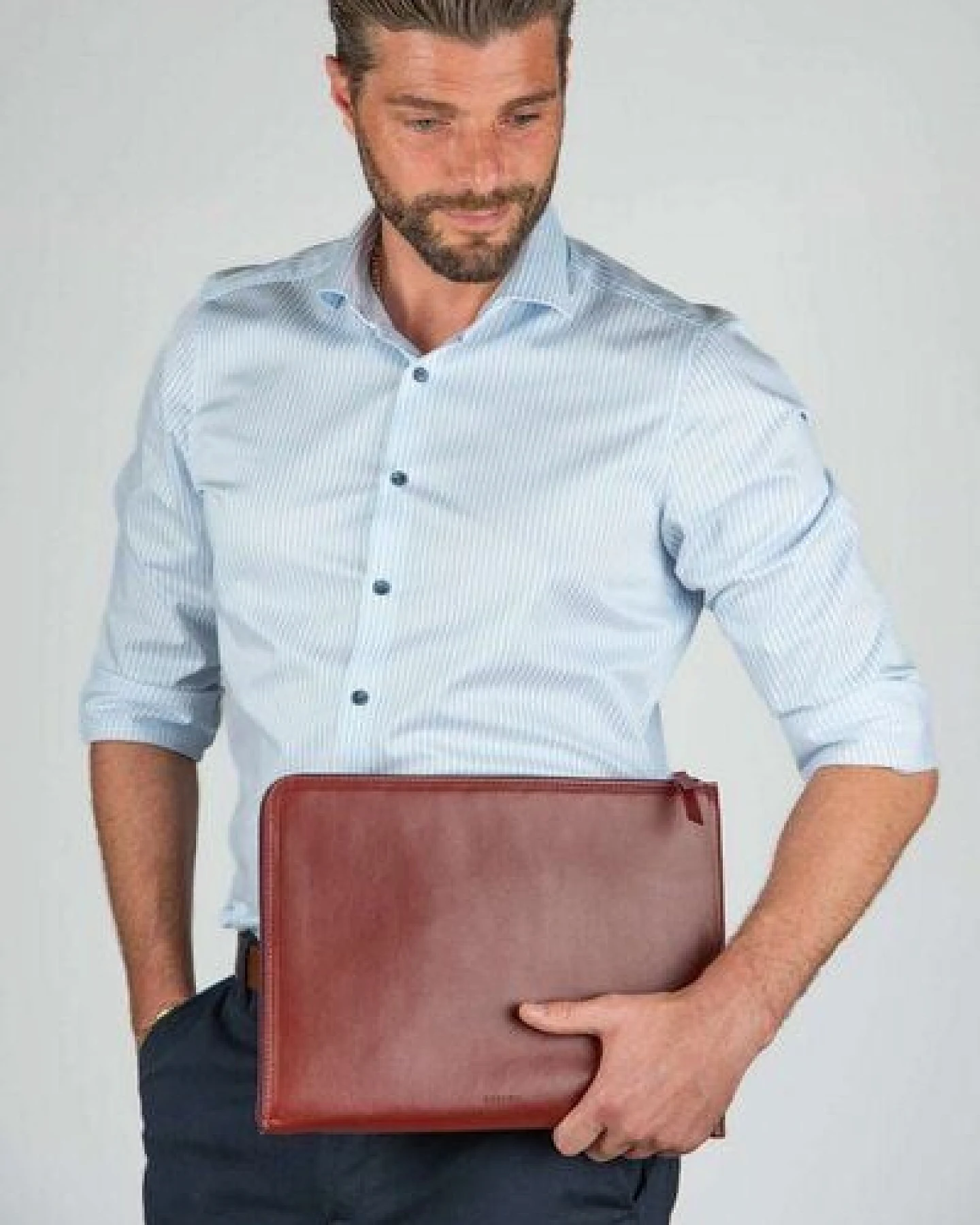 GREVIRO Laptop & Device Tasche aus Kaktusleder (vegan) - für MacBook, iPad, Surface, Galaxy & HP EliteBook bis 14" – Ansicht 2