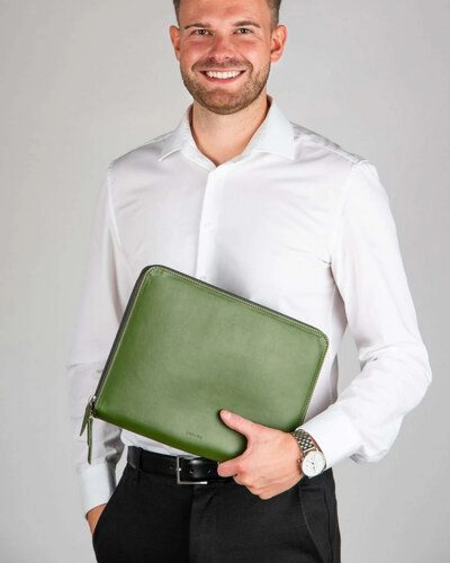 GREVIRO Tablet Tasche aus Kaktusleder (vegan) - für iPad, Surface & Galaxy Modelle – Ansicht 2