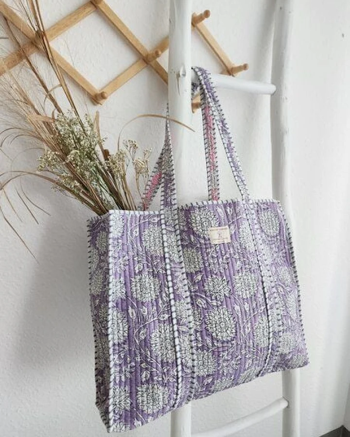Haus of Namaste Gesteppte Tragetasche aus 100 % Bio-Baumwolle mit Lavendel-Blumenmuster