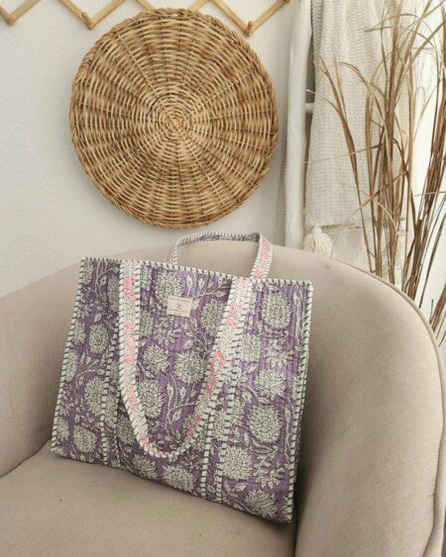 Haus of Namaste Gesteppte Tragetasche aus 100 % Bio-Baumwolle mit Lavendel-Blumenmuster – Ansicht 2