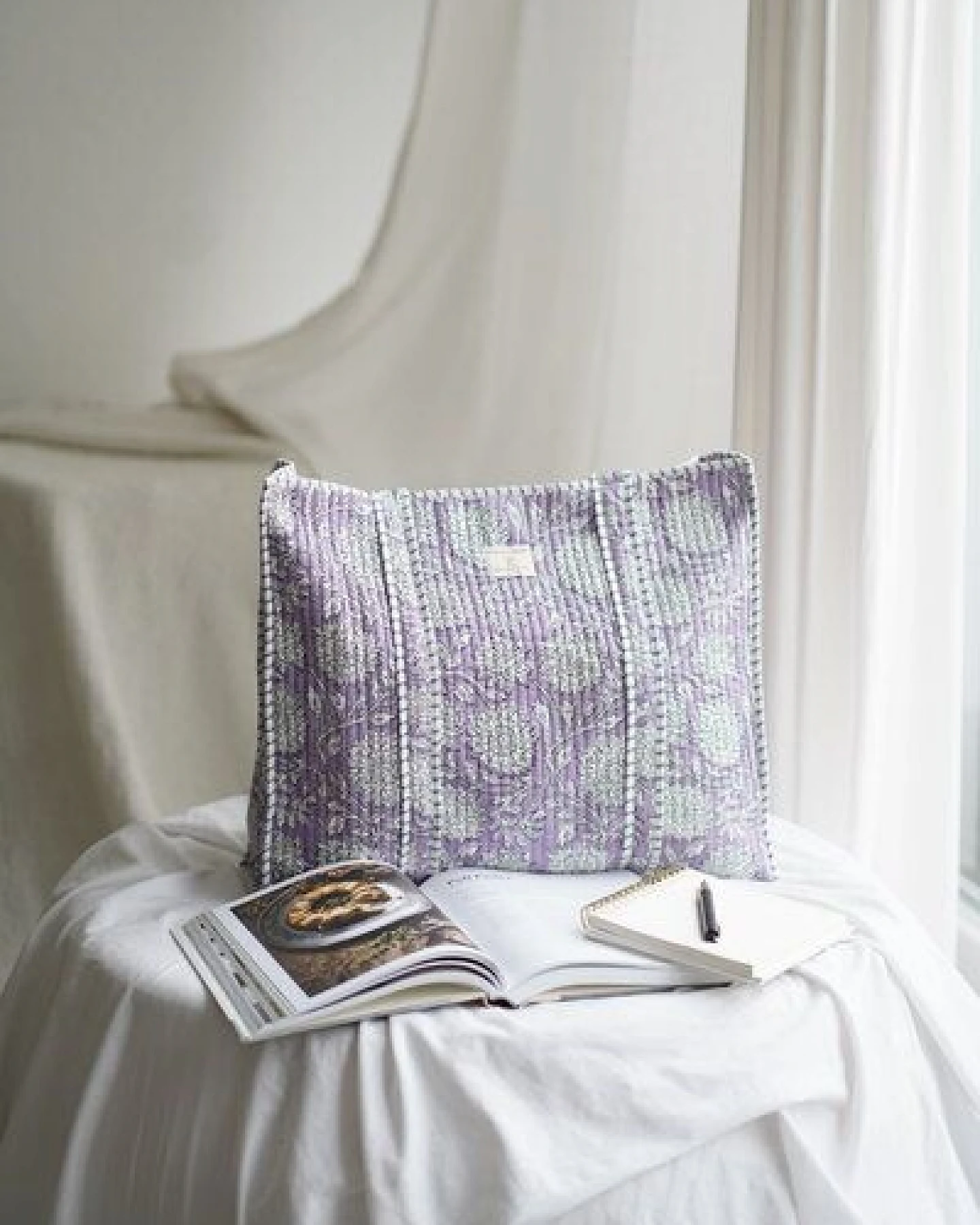 Haus of Namaste Gesteppte Tragetasche aus 100 % Bio-Baumwolle mit Lavendel-Blumenmuster – Ansicht 4