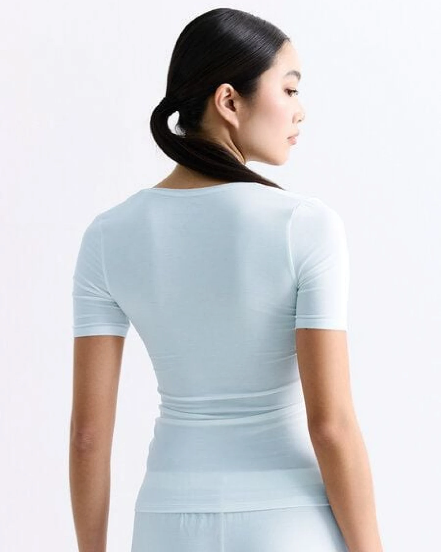 erlich textil Light Touch tiefausgeschnittenes T-Shirt aus weichem Modal, made in Europe – Ansicht 4