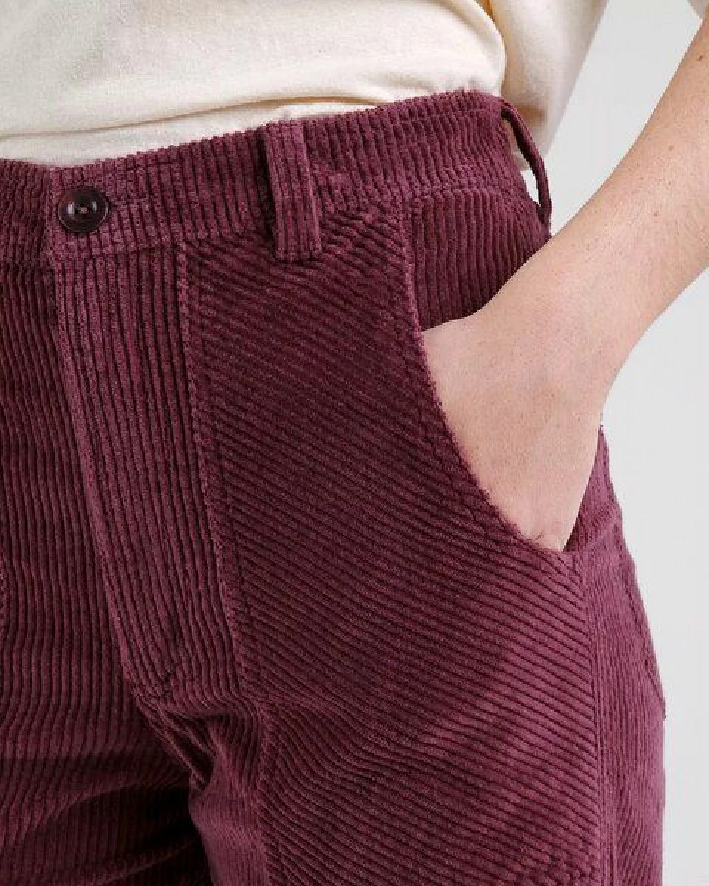 DEDICATED Cord Hose Vara Corduroy - Fig Red – Ansicht 2