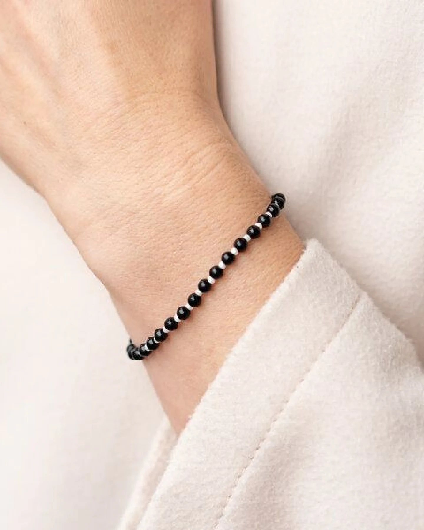 juni Perlenarmband "YinYang" mit verstellbarer Schiebeperle aus recyceltem Gold oder Silber – Ansicht 2