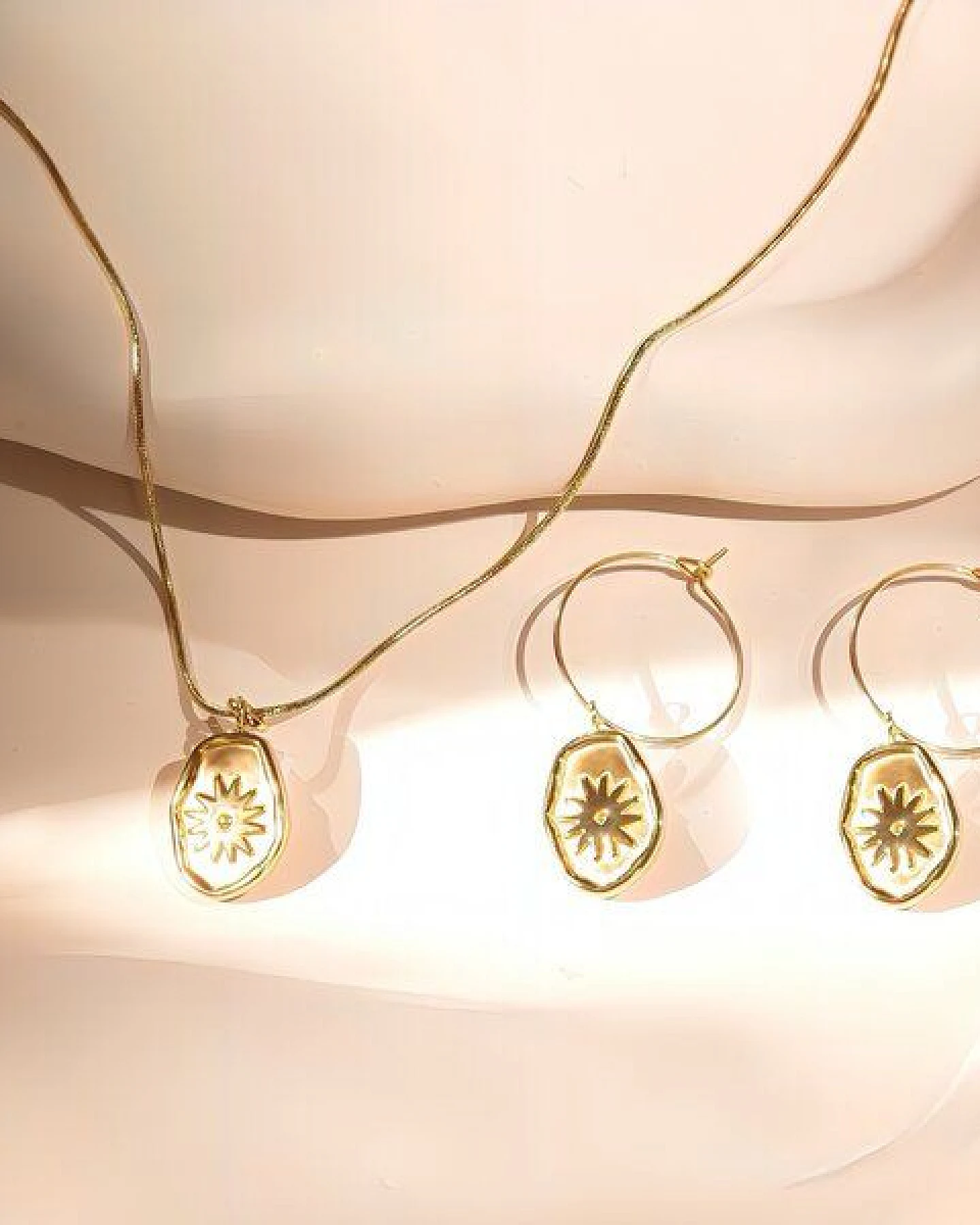 ELEKTROPULLI Superfeine zeitlose Kette 1mm schmal mit BOHO Anhänger, Set mit Ohrringen – Ansicht 2