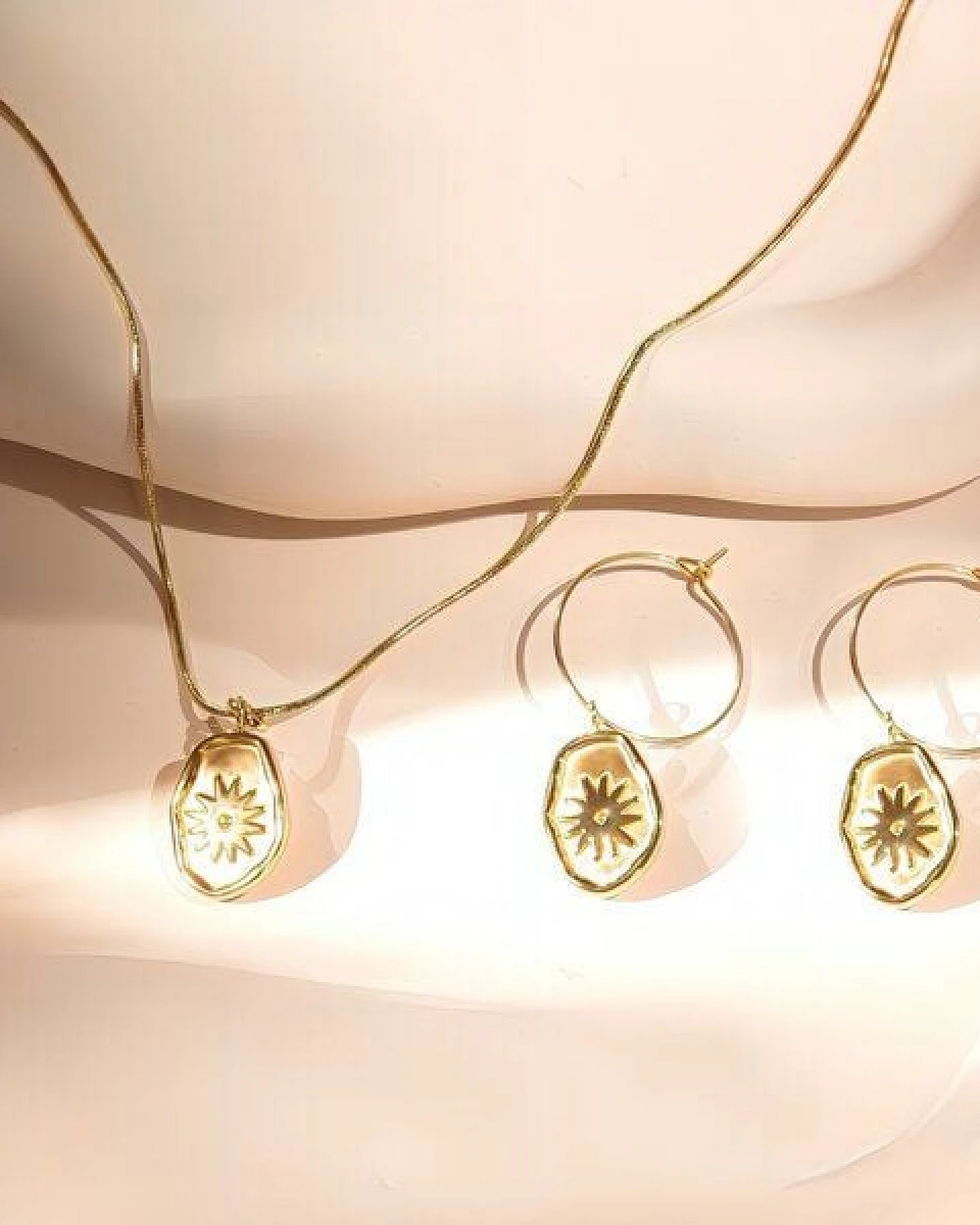 ELEKTROPULLI Superfeine zeitlose Kette 1mm schmal mit BOHO Anhänger, Set mit Ohrringen – Ansicht 4