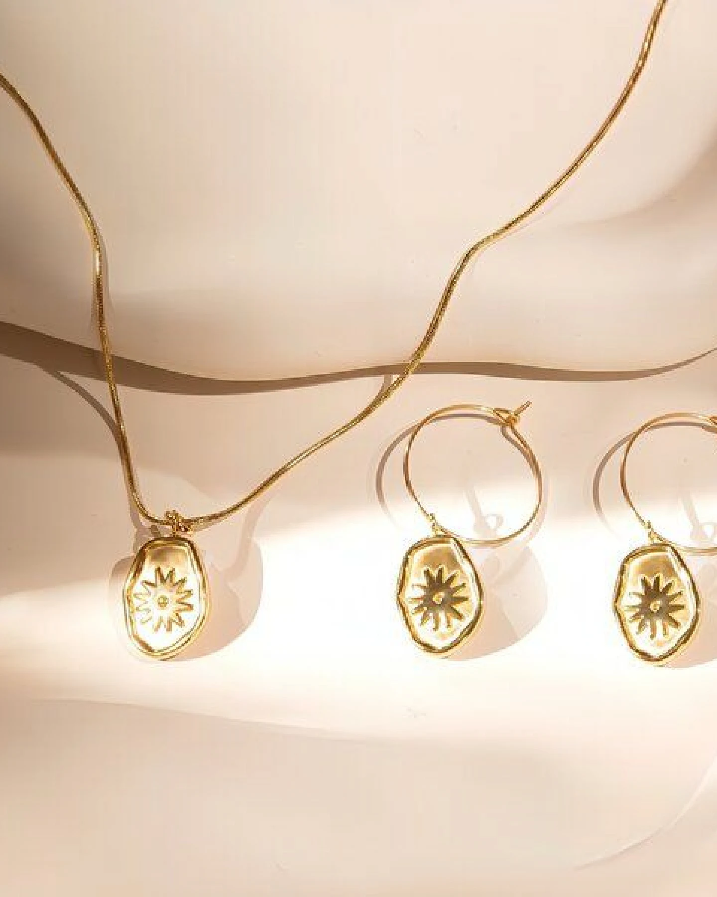 ELEKTROPULLI Superfeine zeitlose Kette 1mm schmal mit BOHO Anhänger, Set mit Ohrringen – Ansicht 2