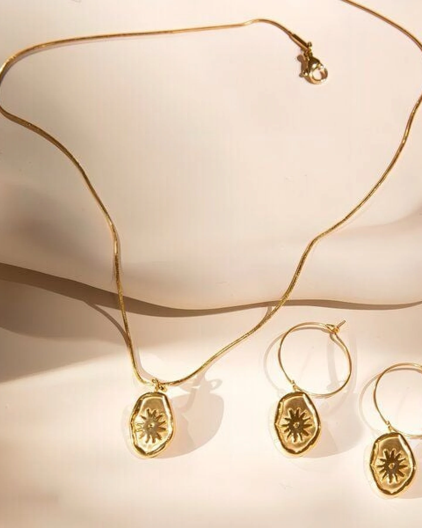 ELEKTROPULLI Superfeine zeitlose Kette 1mm schmal mit BOHO Anhänger, Set mit Ohrringen – Ansicht 4