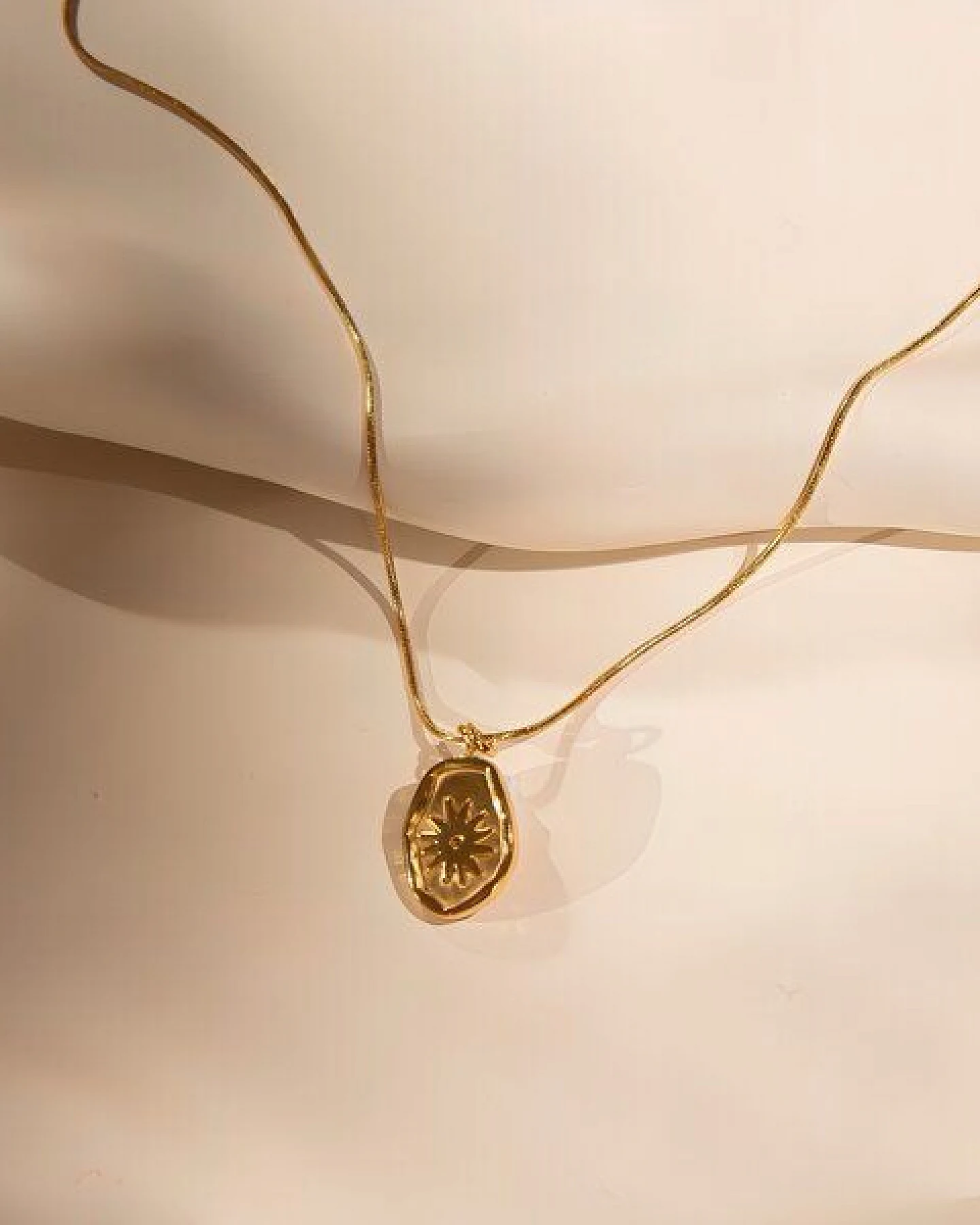 ELEKTROPULLI Superfeine zeitlose Kette 1mm schmal mit BOHO Anhänger, Set mit Ohrringen – Ansicht 2
