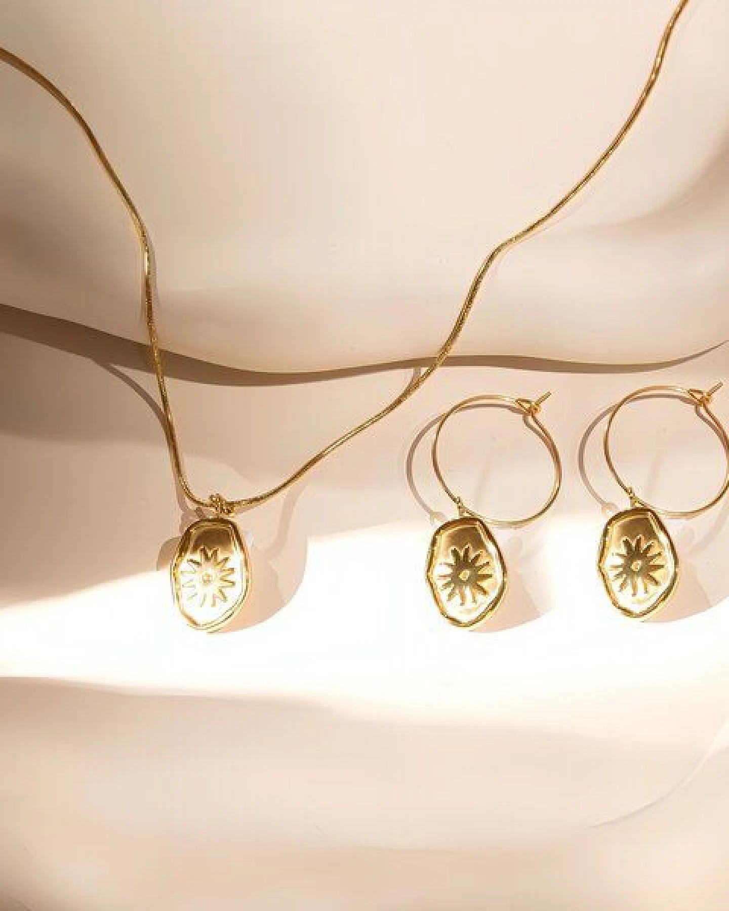 ELEKTROPULLI Superfeine zeitlose Kette 1mm schmal mit BOHO Anhänger, Set mit Ohrringen – Ansicht 3