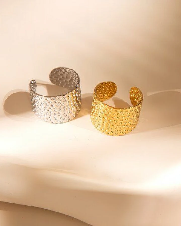 ELEKTROPULLI Größenverstellbarer HAMMERED DOTS Ring, 1,5 cm breit