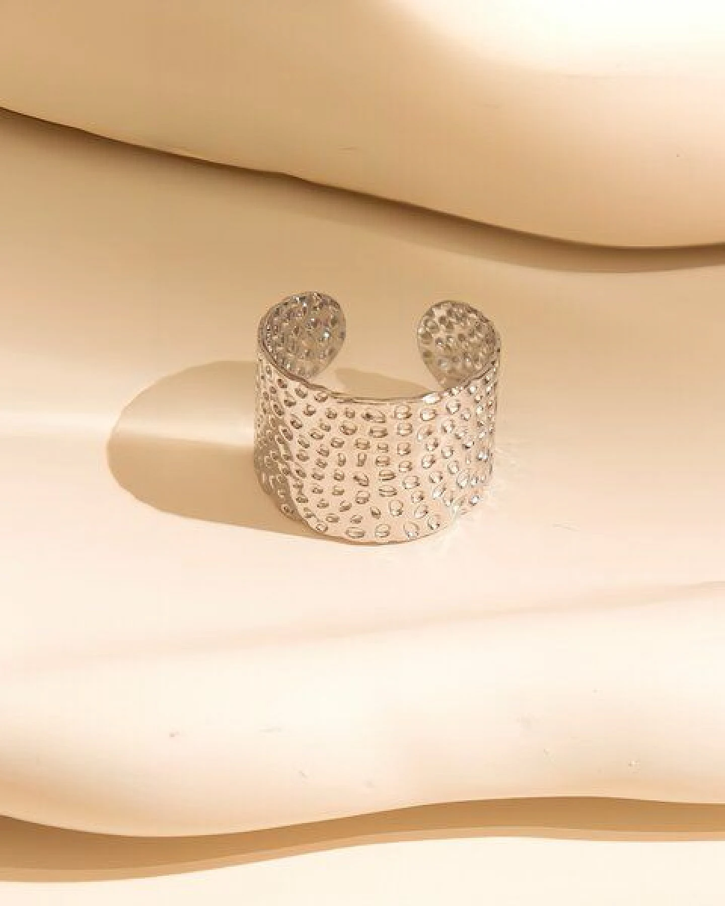 ELEKTROPULLI Größenverstellbarer HAMMERED DOTS Ring, 1,5 cm breit – Ansicht 2