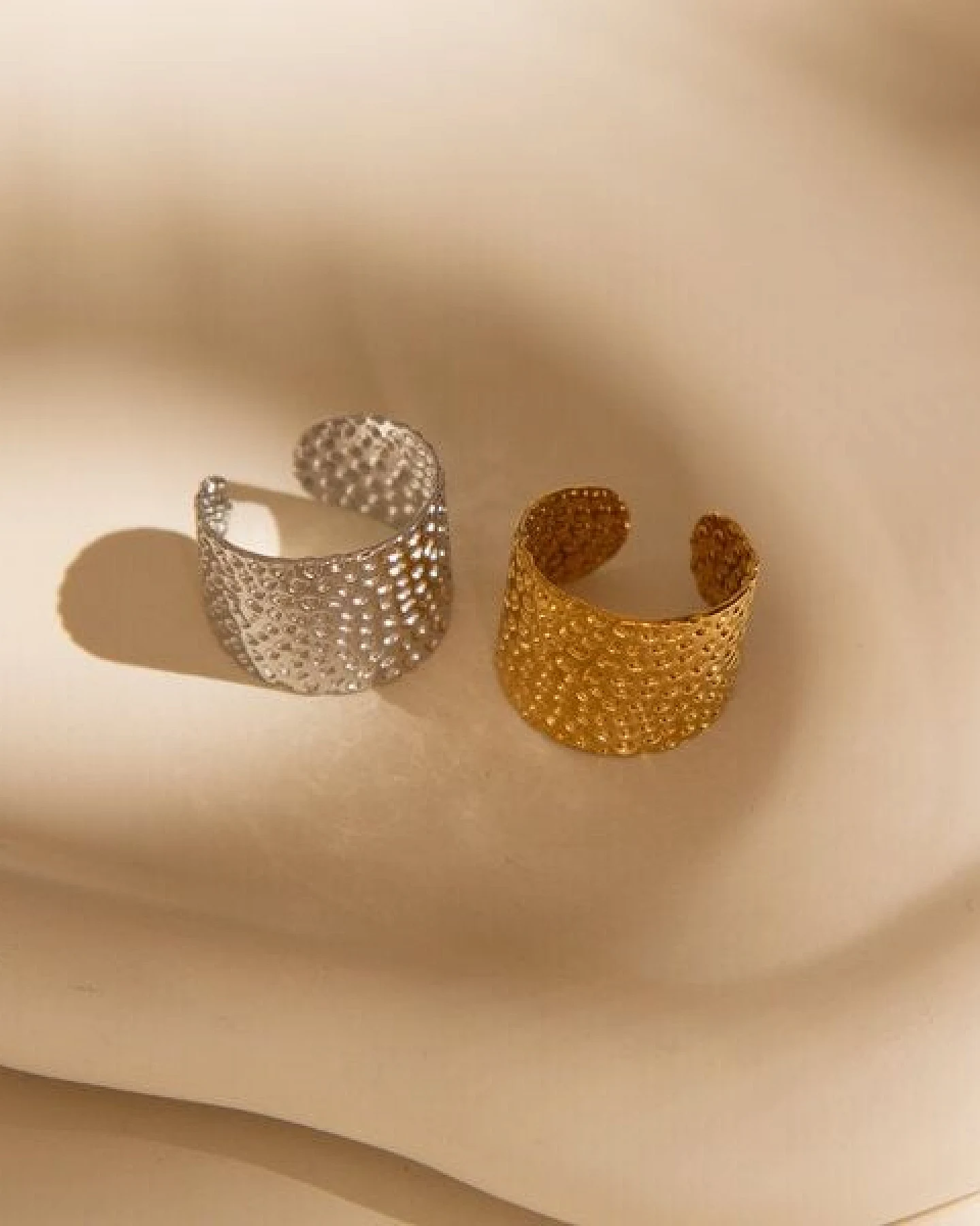 ELEKTROPULLI Größenverstellbarer HAMMERED DOTS Ring, 1,5 cm breit – Ansicht 3