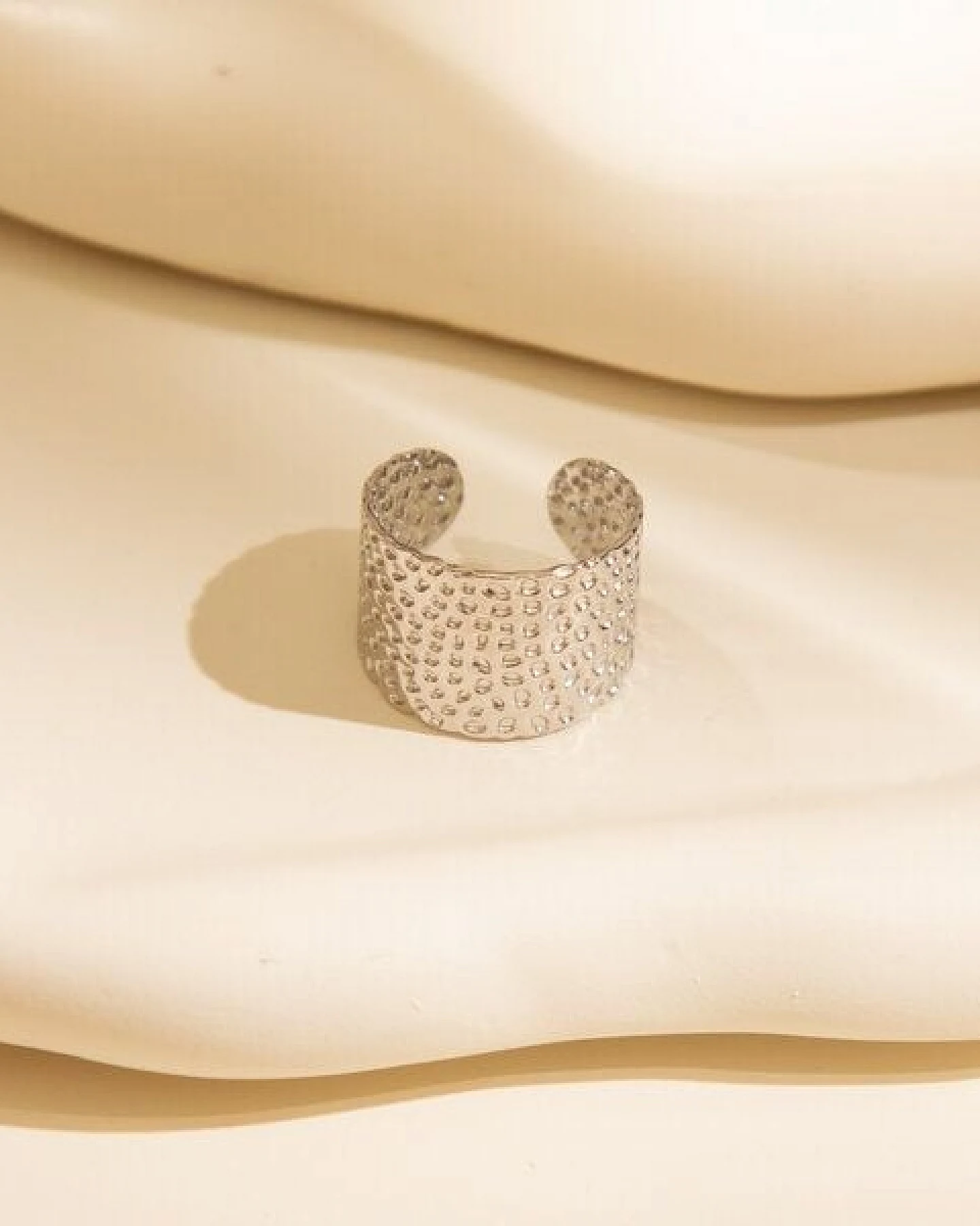 ELEKTROPULLI Größenverstellbarer HAMMERED DOTS Ring, 1,5 cm breit – Ansicht 4