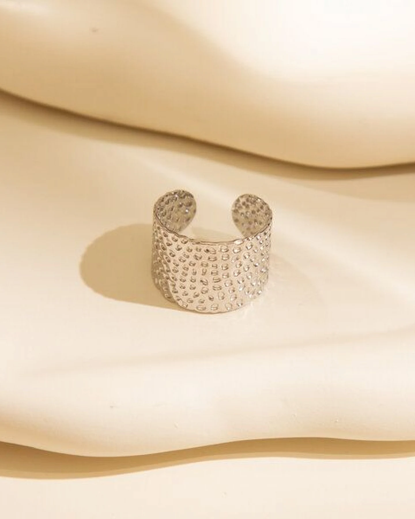 ELEKTROPULLI Größenverstellbarer HAMMERED DOTS Ring, 1,5 cm breit – Ansicht 4