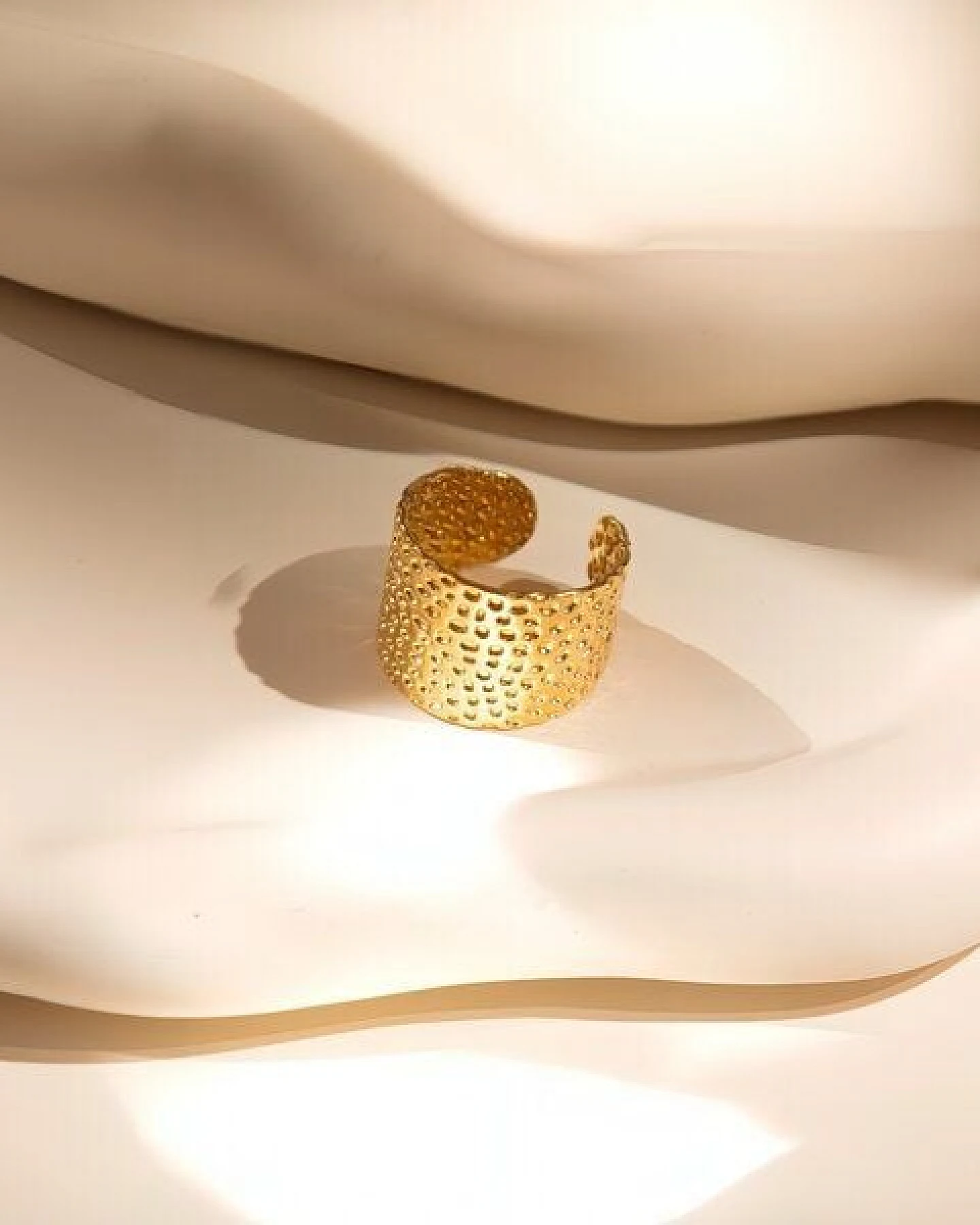 ELEKTROPULLI Größenverstellbarer HAMMERED DOTS Ring, 1,5 cm breit – Ansicht 3