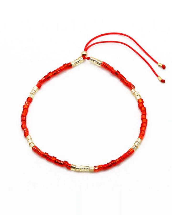 juni Rotes Perlenarmband "Soho" aus Würfel-Perlen mit verstellbarer Schiebeperle aus recyceltem Gold