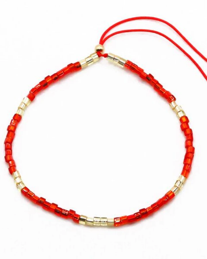 juni Rotes Perlenarmband "Soho" aus Würfel-Perlen mit verstellbarer Schiebeperle aus recyceltem Gold