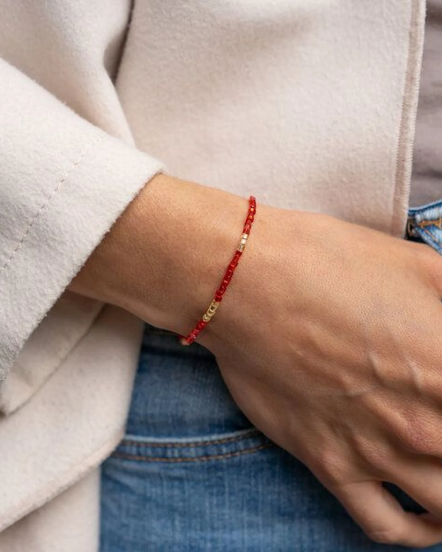 juni Rotes Perlenarmband "Soho" aus Würfel-Perlen mit verstellbarer Schiebeperle aus recyceltem Gold – Ansicht 2