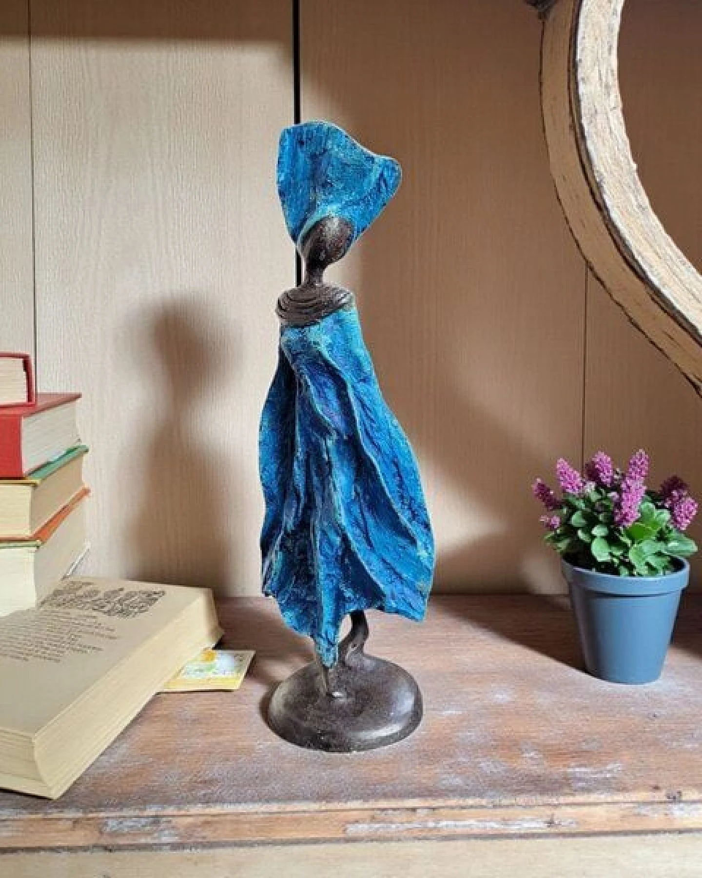 Moogoo Creative Africa Bronze-Skulptur "Petite femme du Sahel" – Ansicht 2