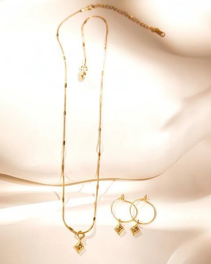 ELEKTROPULLI Superfeine zeitlose Kette 1mm schmal mit mini Ornament Anhänger, Set mit Ohrringen