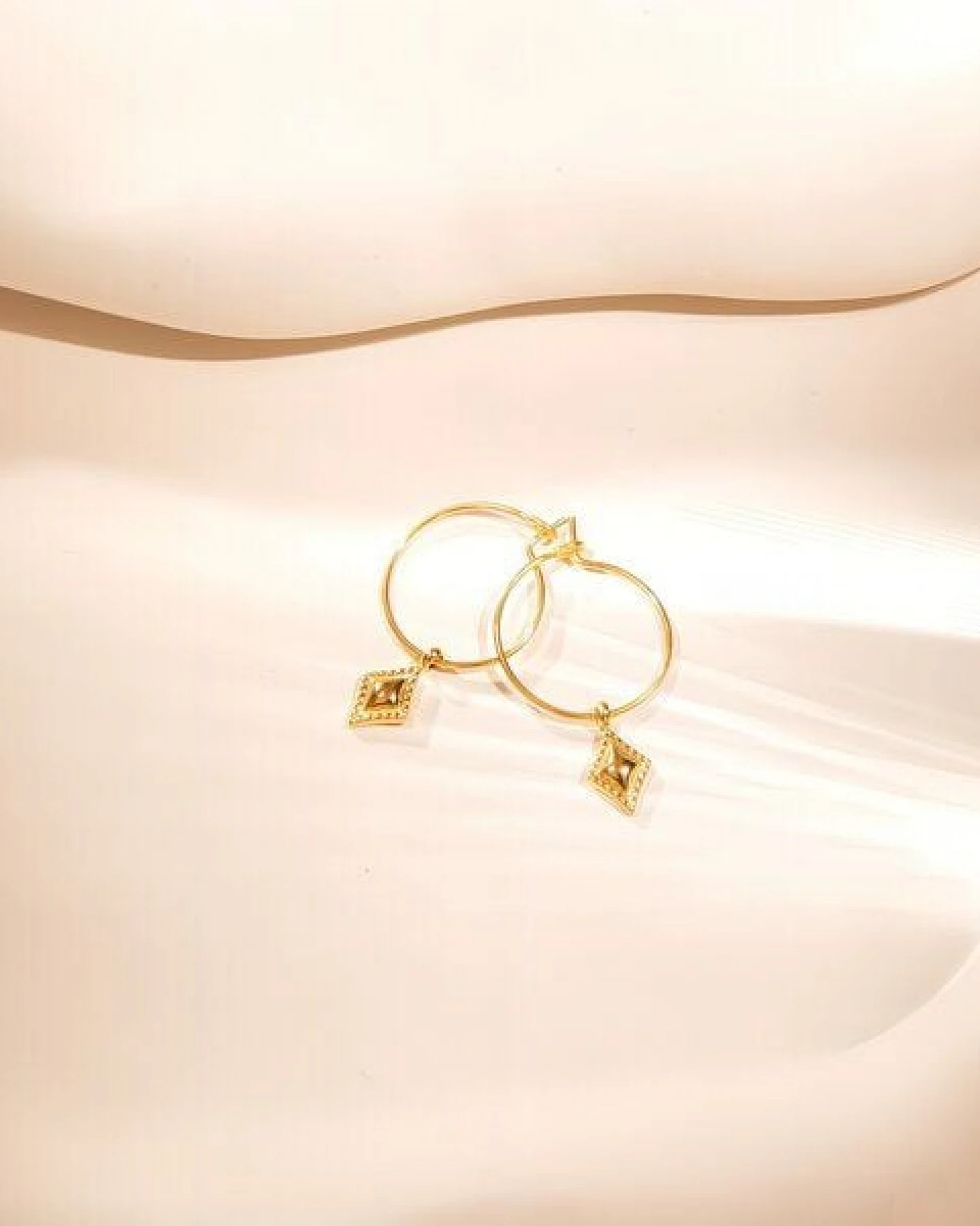 ELEKTROPULLI Superfeine zeitlose Kette 1mm schmal mit mini Ornament Anhänger, Set mit Ohrringen – Ansicht 2