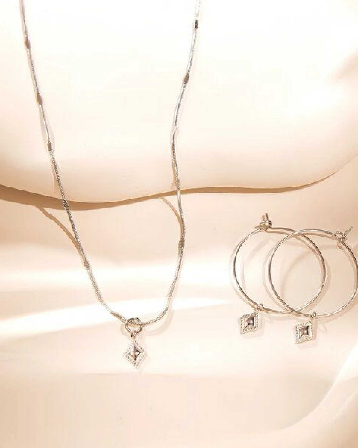 ELEKTROPULLI Superfeine zeitlose Kette 1mm schmal mit mini Ornament Anhänger, Set mit Ohrringen – Ansicht 2