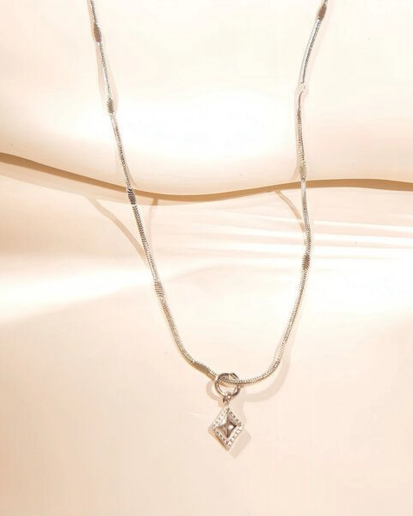 ELEKTROPULLI Superfeine zeitlose Kette 1mm schmal mit mini Ornament Anhänger, Set mit Ohrringen – Ansicht 4