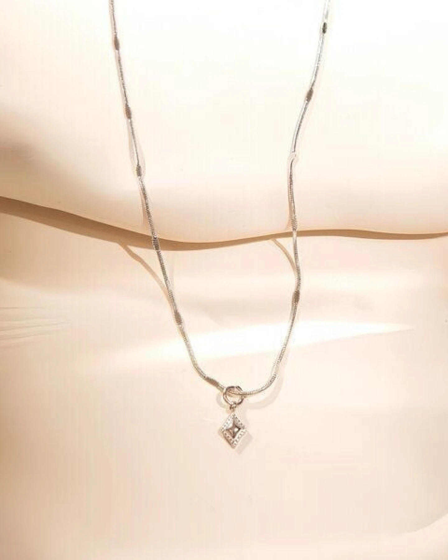 ELEKTROPULLI Superfeine zeitlose Kette 1mm schmal mit mini Ornament Anhänger, Set mit Ohrringen – Ansicht 3