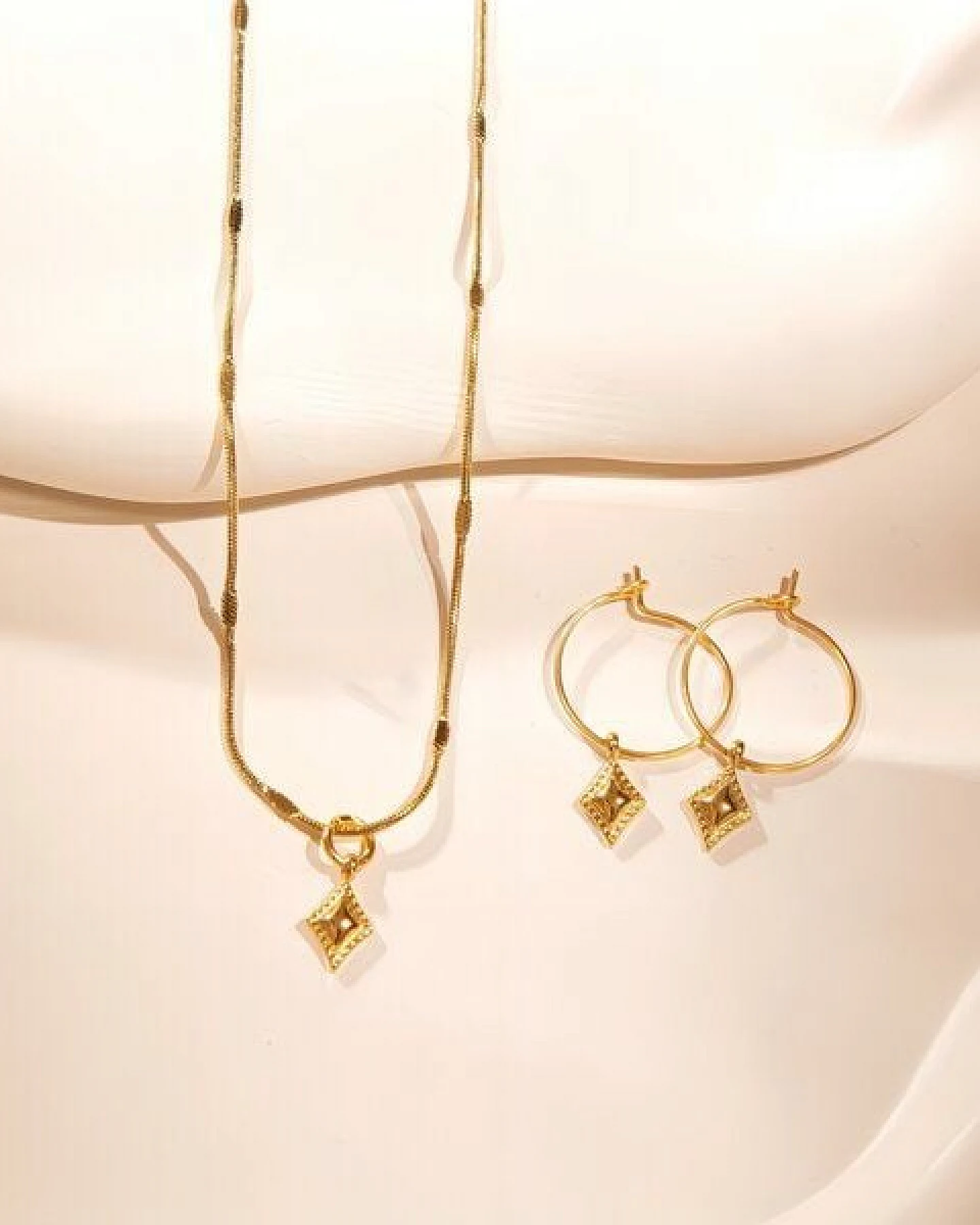 ELEKTROPULLI Superfeine zeitlose Kette 1mm schmal mit mini Ornament Anhänger, Set mit Ohrringen – Ansicht 2