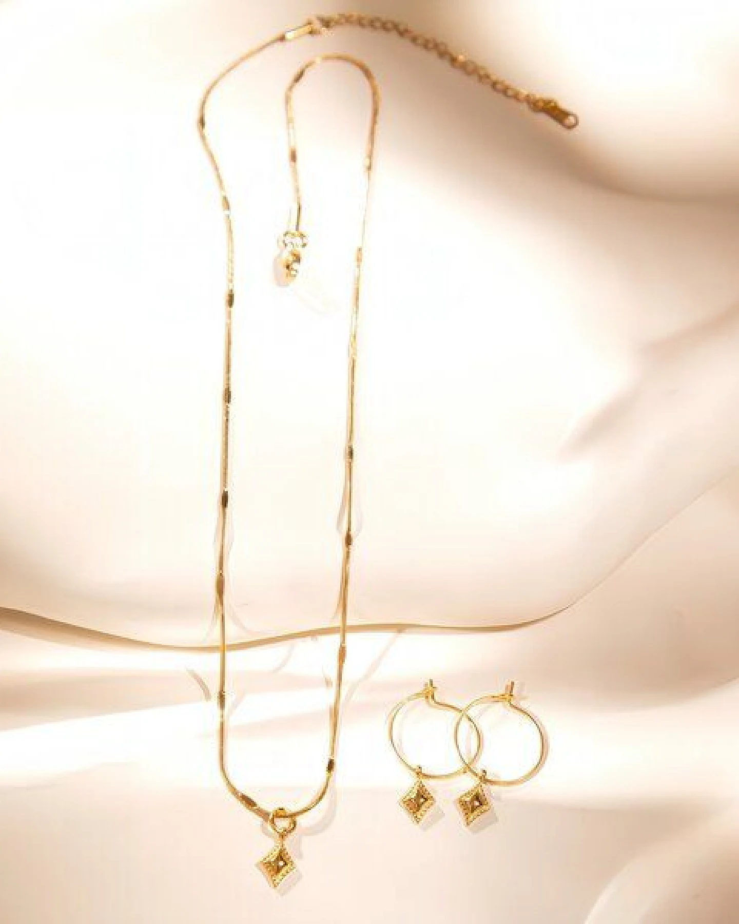 ELEKTROPULLI Superfeine zeitlose Kette 1mm schmal mit mini Ornament Anhänger, Set mit Ohrringen – Ansicht 2