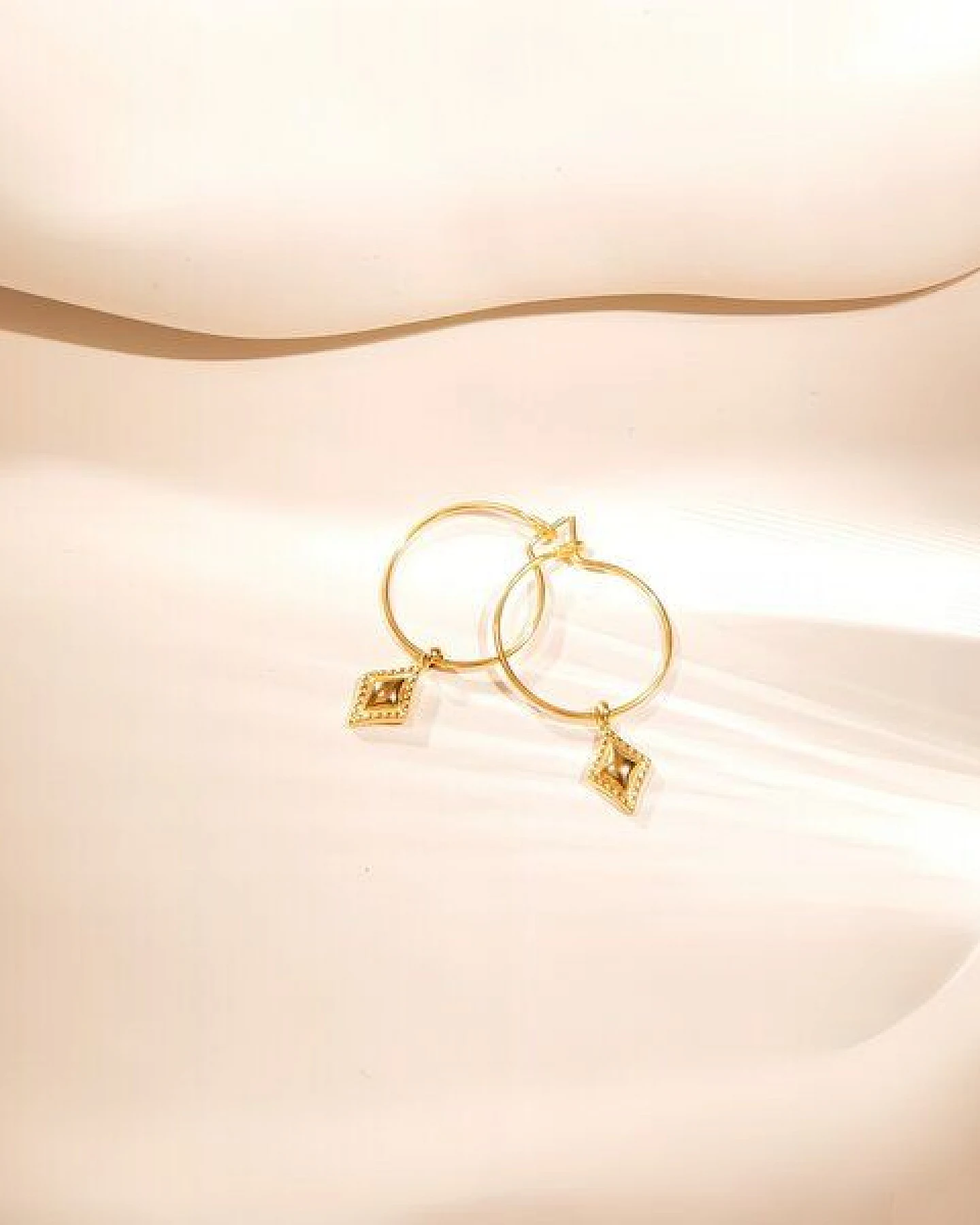 ELEKTROPULLI Superfeine zeitlose Kette 1mm schmal mit mini Ornament Anhänger, Set mit Ohrringen – Ansicht 4