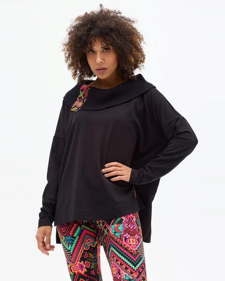 KOKOworld Sweatshirt Cinta – Oversize-Schnitt – Boot-Ausschnitt mit breitem Rippkragen – farbenfroher Print – fair produziert in der EU