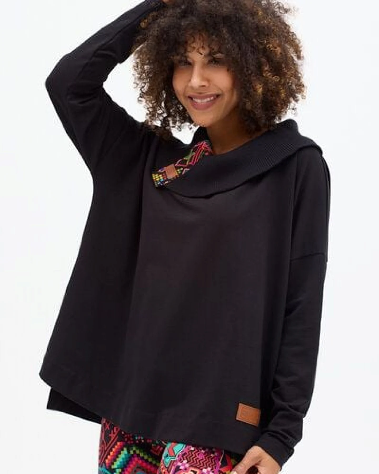 KOKOworld Sweatshirt Cinta – Oversize-Schnitt – Boot-Ausschnitt mit breitem Rippkragen – farbenfroher Print – fair produziert in der EU – Ansicht 2