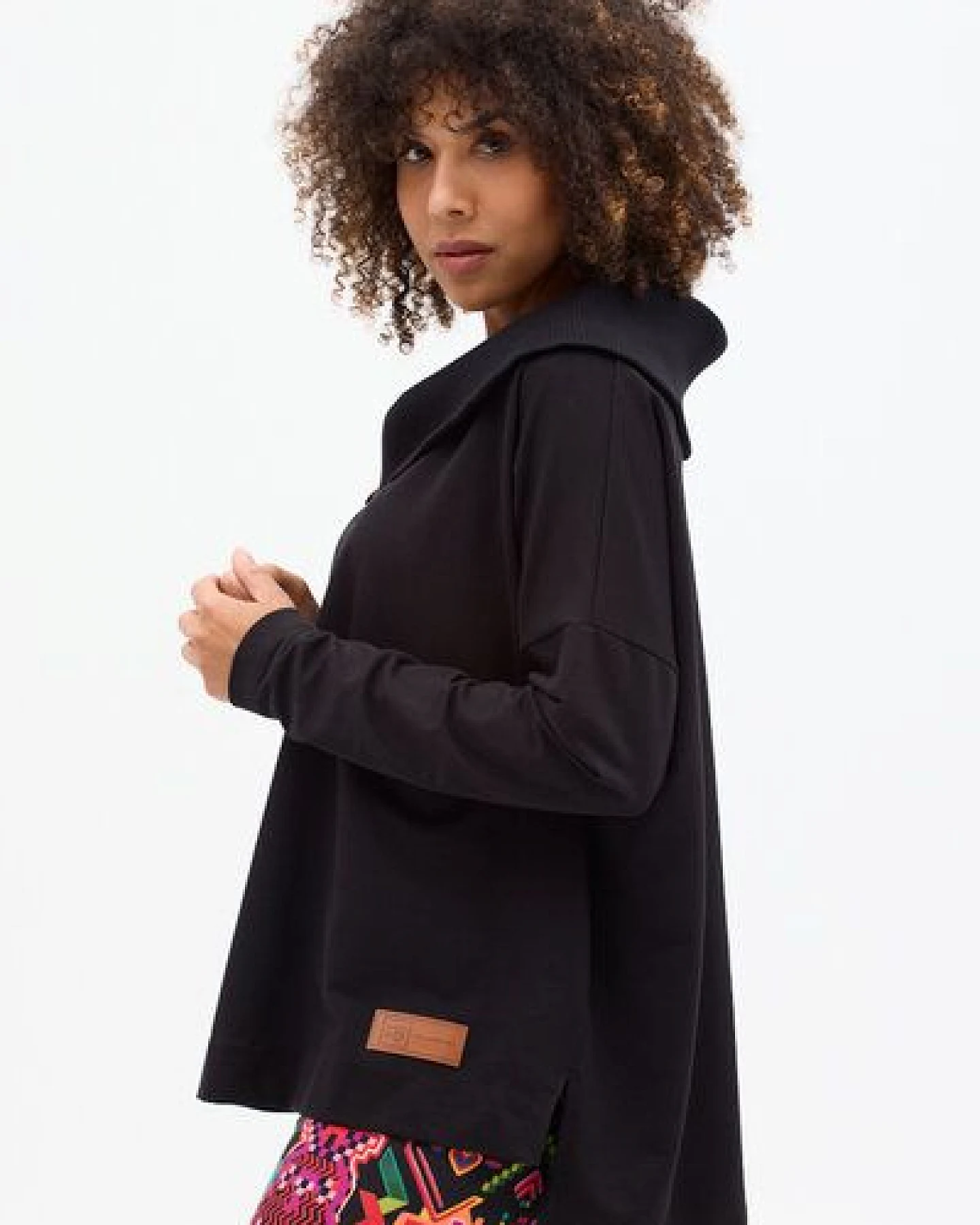 KOKOworld Sweatshirt Cinta – Oversize-Schnitt – Boot-Ausschnitt mit breitem Rippkragen – farbenfroher Print – fair produziert in der EU – Ansicht 3