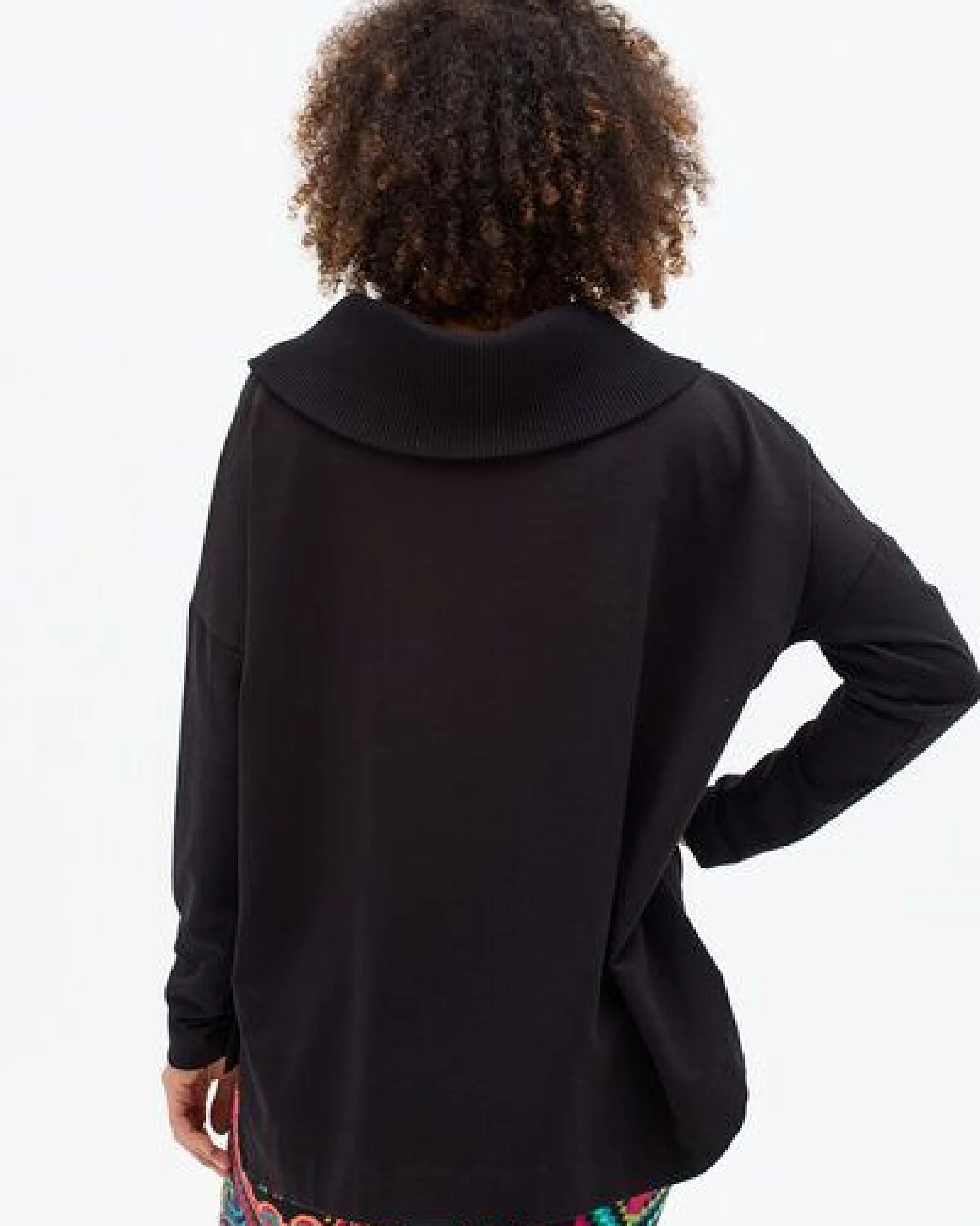 KOKOworld Sweatshirt Cinta – Oversize-Schnitt – Boot-Ausschnitt mit breitem Rippkragen – farbenfroher Print – fair produziert in der EU – Ansicht 4