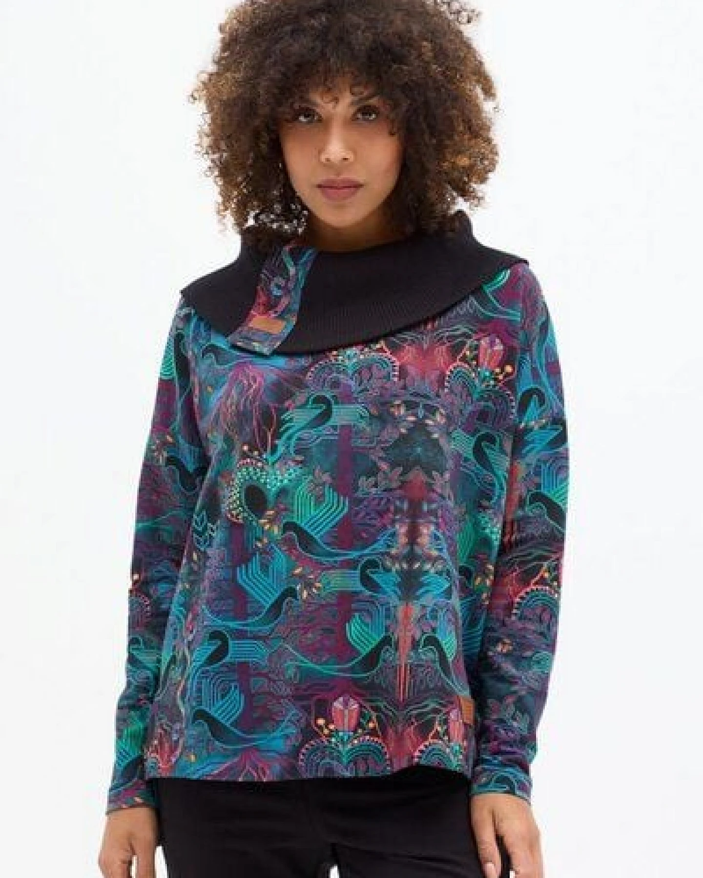 KOKOworld Sweatshirt Cinta – Oversize-Schnitt – Boot-Ausschnitt mit breitem Rippkragen – farbenfroher Print – fair produziert in der EU – Ansicht 4