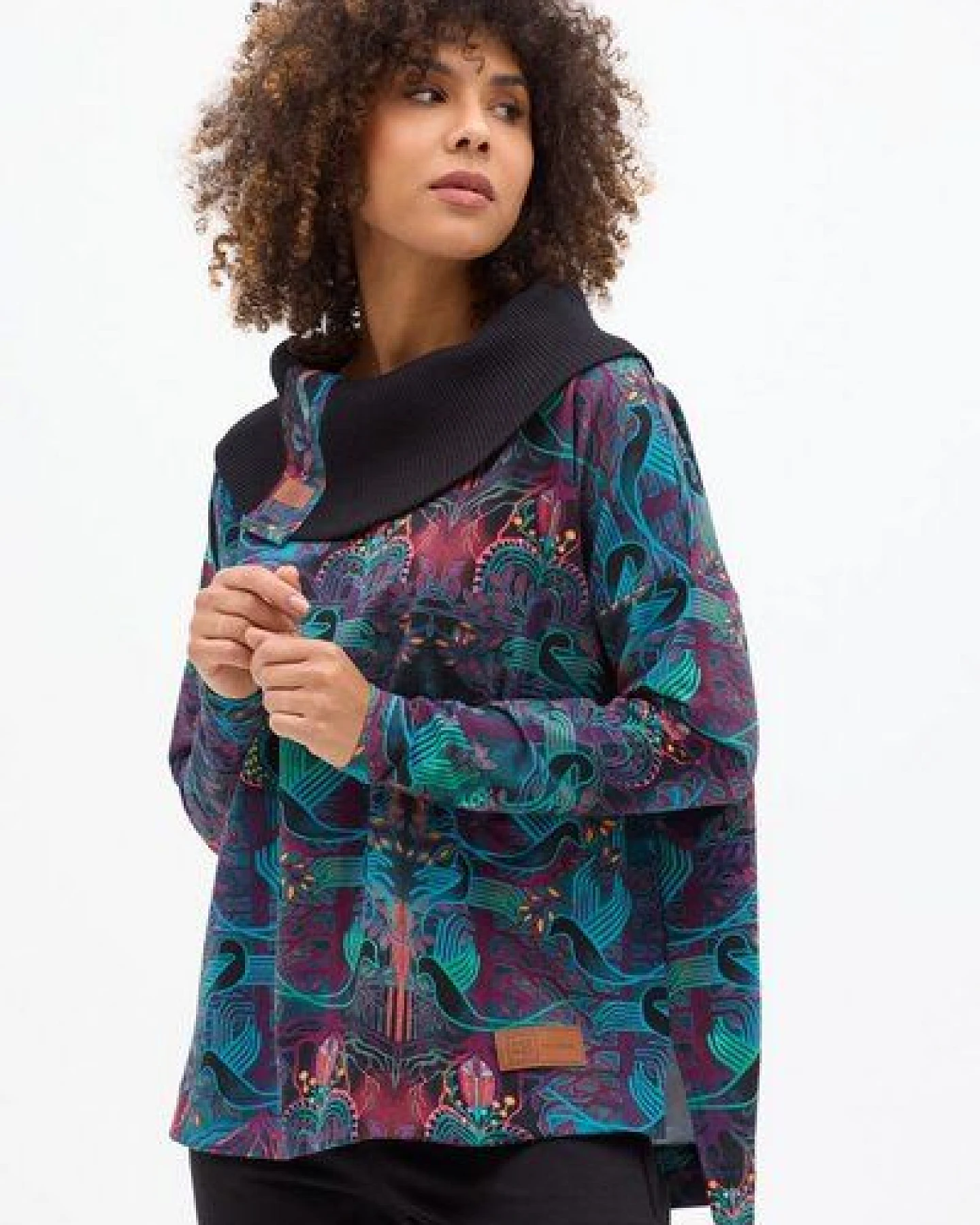 KOKOworld Sweatshirt Cinta – Oversize-Schnitt – Boot-Ausschnitt mit breitem Rippkragen – farbenfroher Print – fair produziert in der EU – Ansicht 2