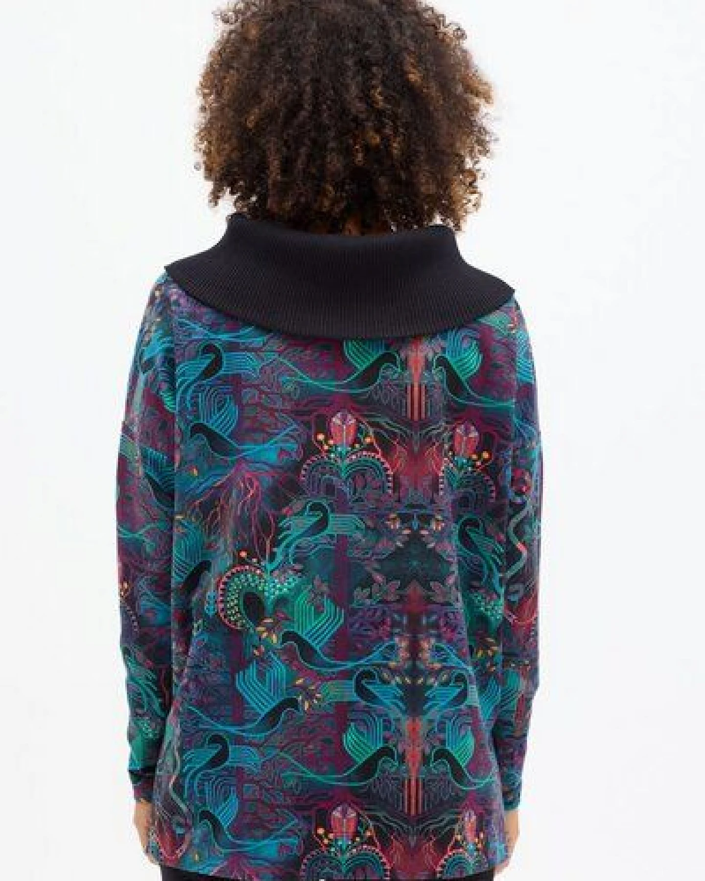 KOKOworld Sweatshirt Cinta – Oversize-Schnitt – Boot-Ausschnitt mit breitem Rippkragen – farbenfroher Print – fair produziert in der EU – Ansicht 3