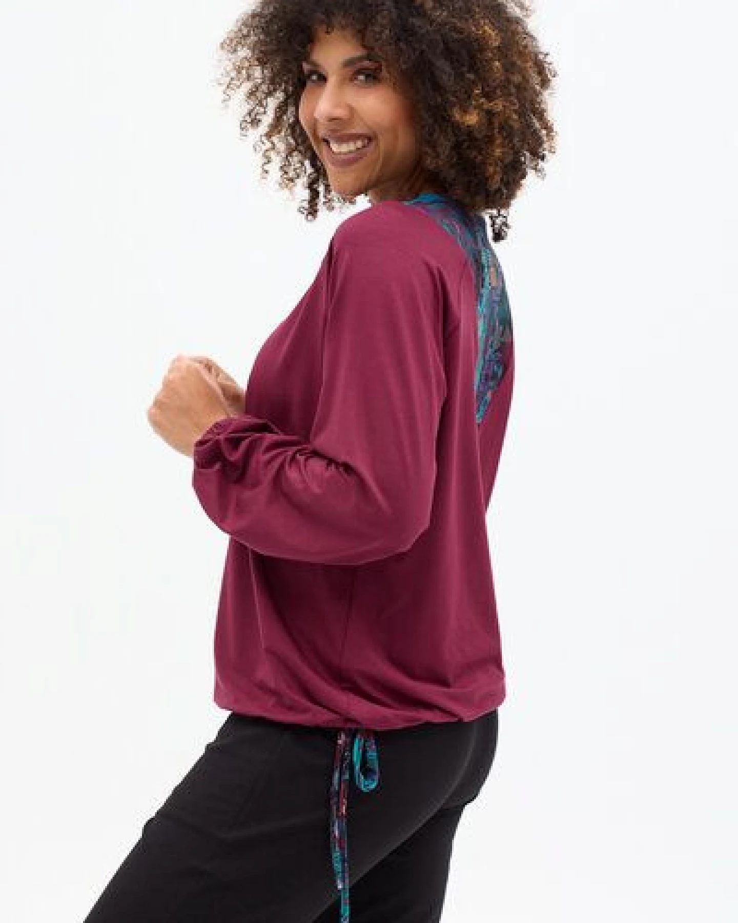 Bluse Solola – Lockere Passform mit verstellbarem Saum – Raglanärmel – Ausschnitt – Viscose mit Elasthan – Fair produziert in Polen – KOKOworld – Ansicht 2