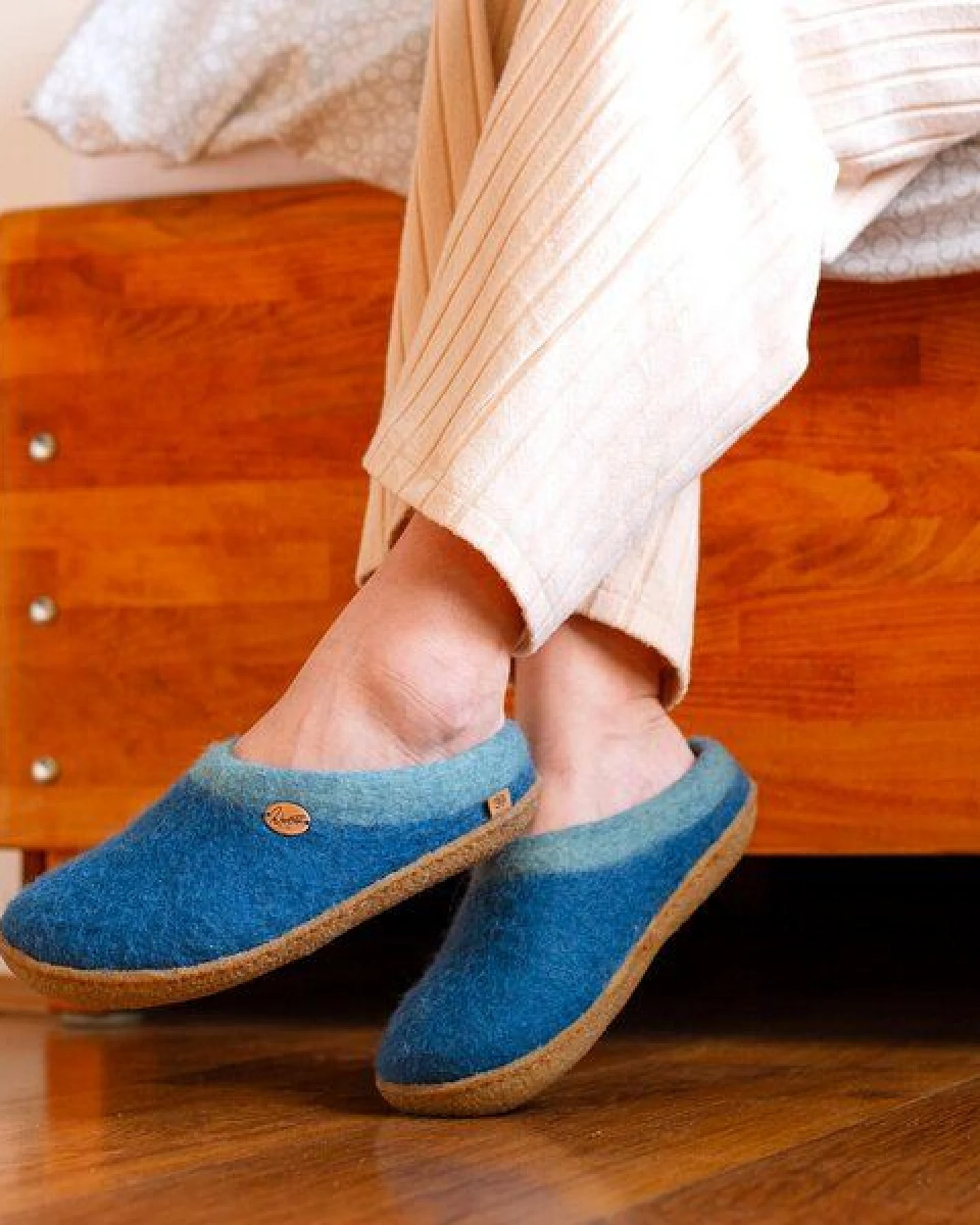 WoolFit Sherpa Barfuß-Hausschuhe unisex Filz-Pantoffeln mit Naturgummisohle, natürlich aus 100% Wolle – Ansicht 4
