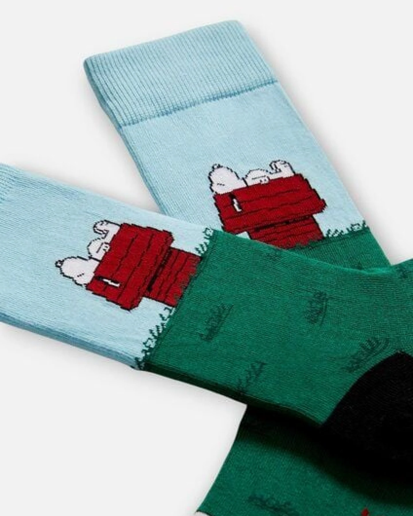 BeSocks Bio-Tennissocken - Snoopy auf dem Haus, Farbe grün blau – Ansicht 4
