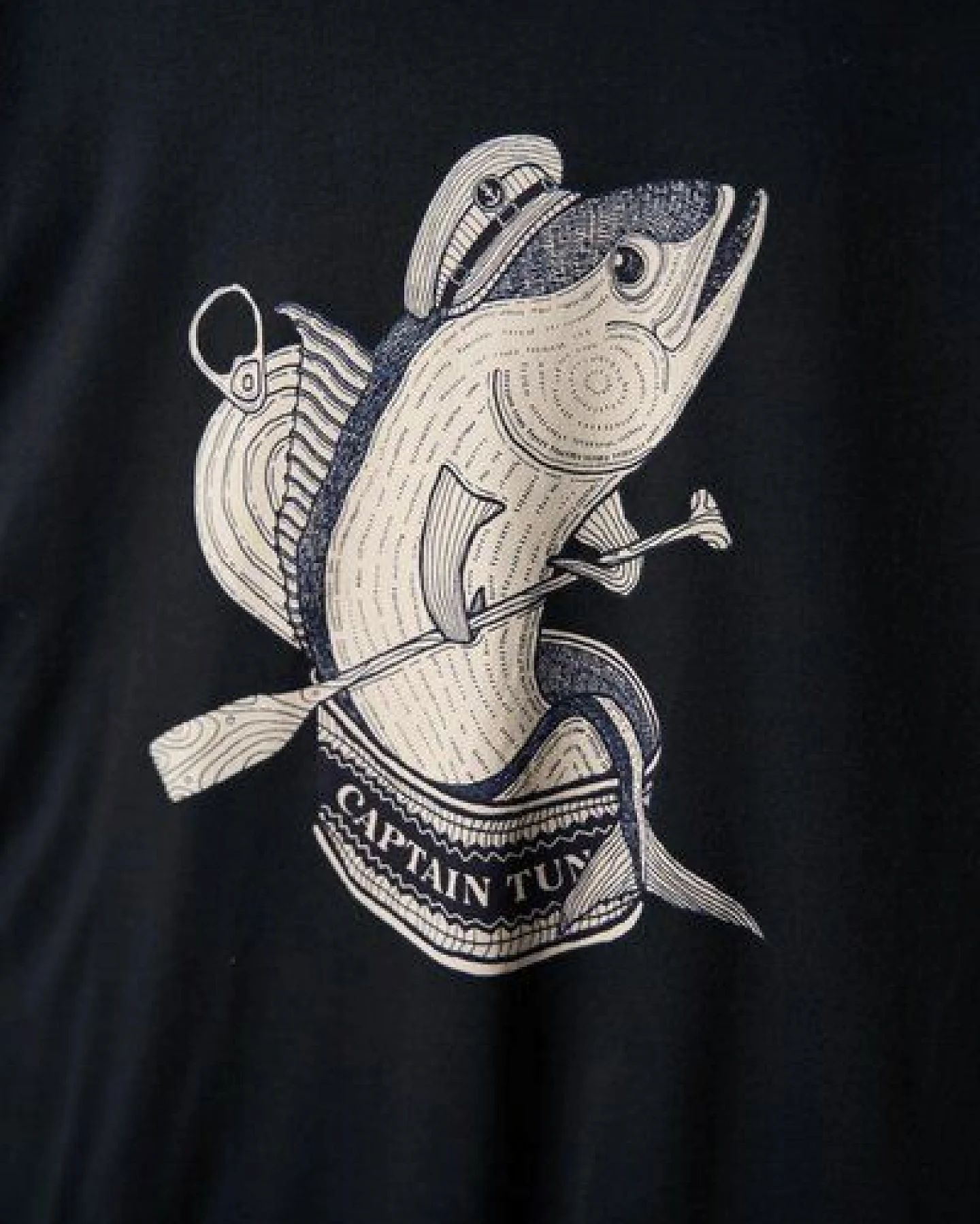LAKOR T-Shirt aus Bio-Baumwolle - Captain Tuna – Ansicht 2