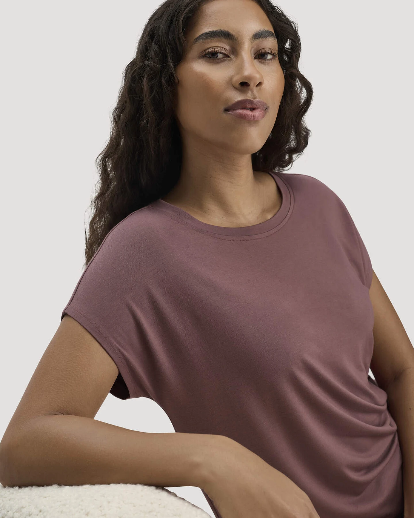 hessnatur Damen Schlaf T-Shirt PURE FLOW aus TENCEL™ Modal - braun - Größe 48 – Ansicht 2