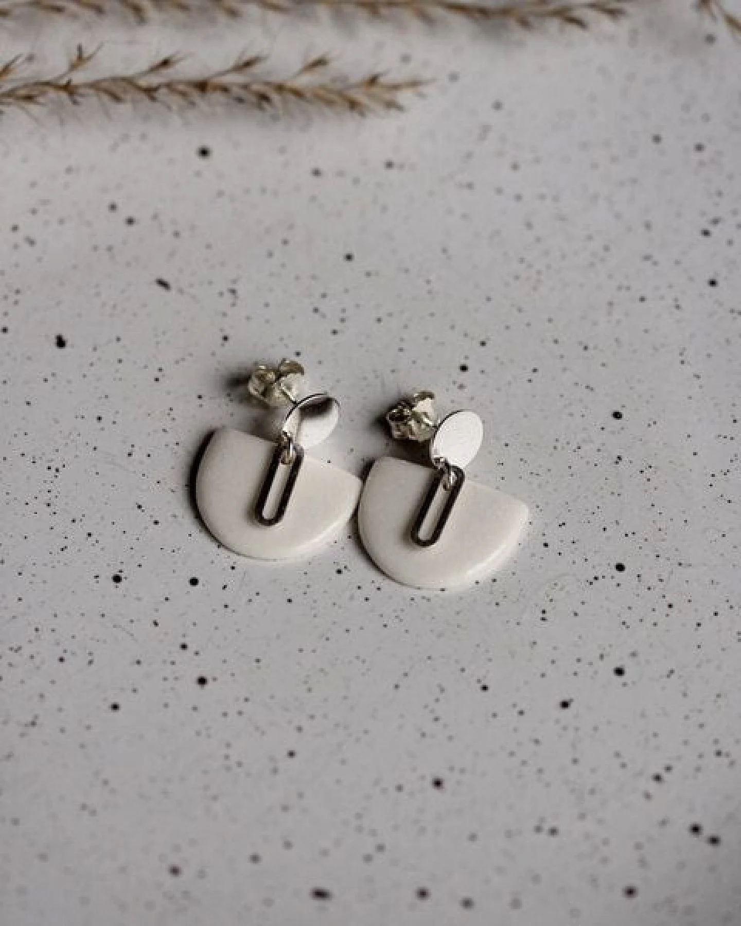 lille mus Ohrstecker 'Halbkreis Oval' aus Porzellan und 925 Silber / vergoldet – Ansicht 4