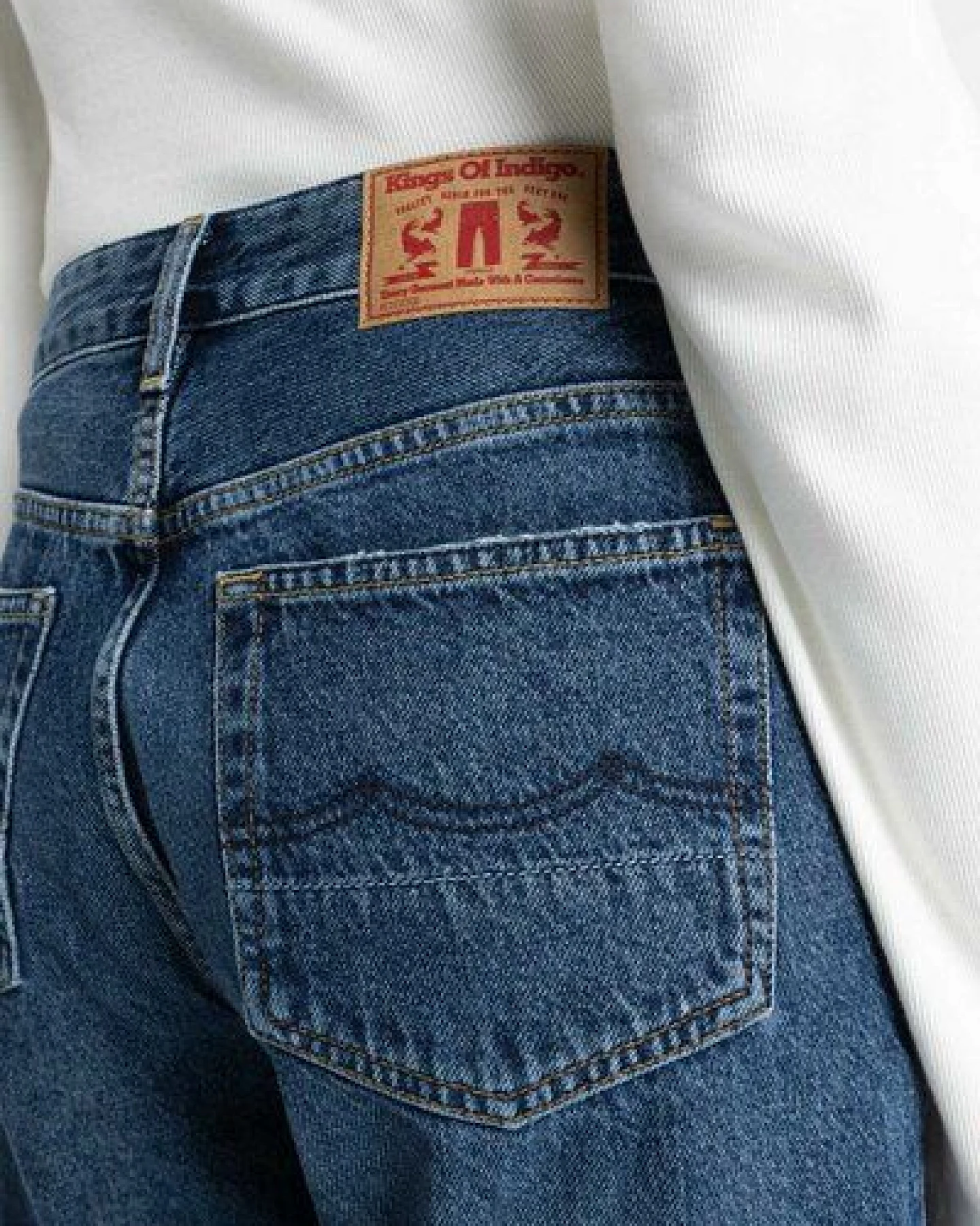 Kings Of Indigo Jeans Caroline Cropped - Mid Rise Tapered - Zintare Dark Worn – Ansicht 4