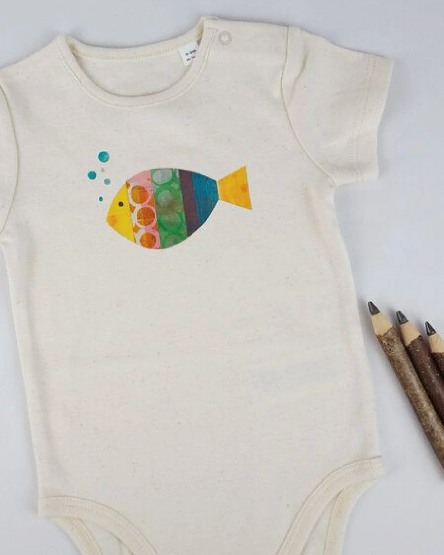Meladi Kinder Baby-Body aus Biobaumwolle - Fisch auf Natural Raw – Ansicht 2