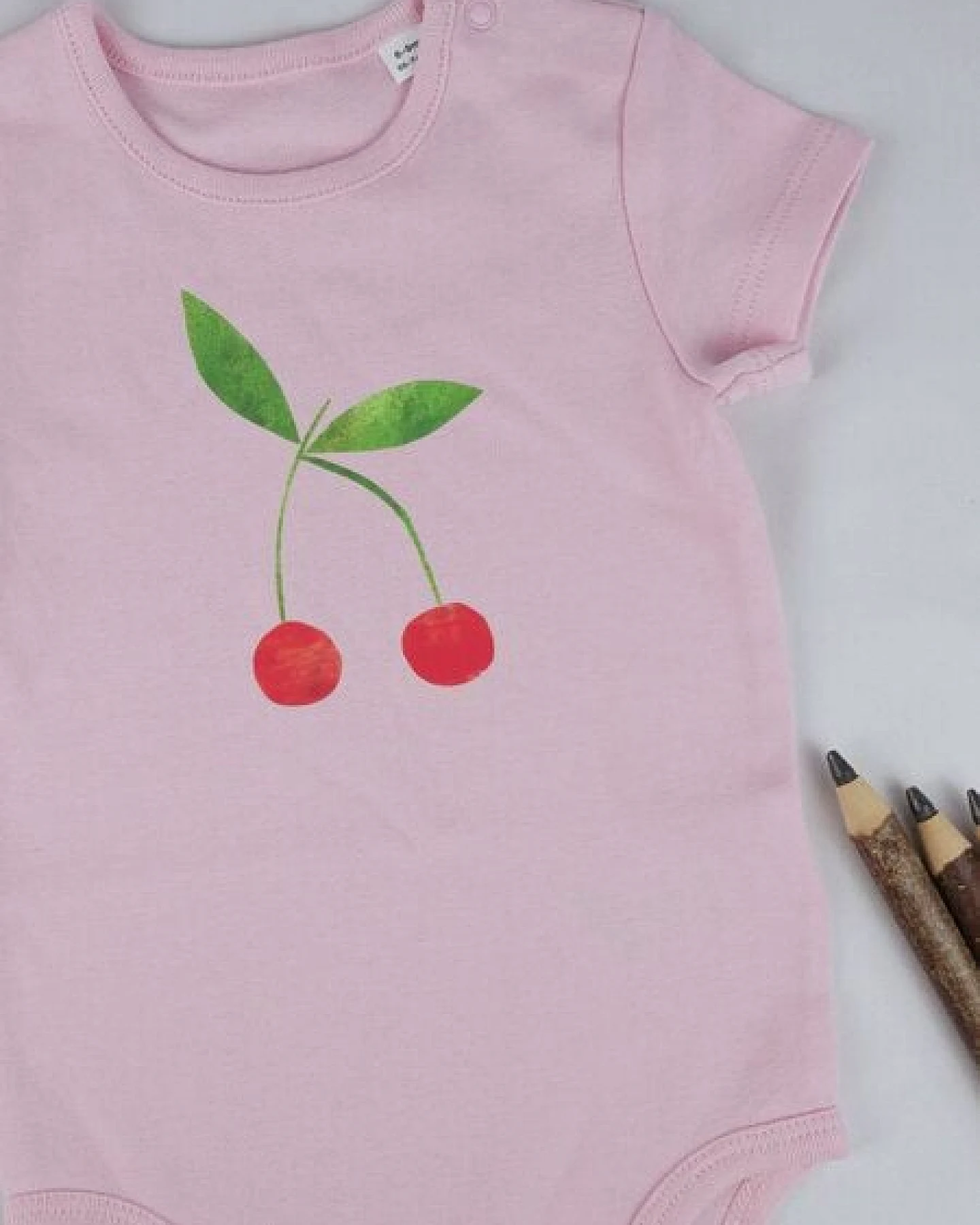 Meladi Kinder Baby-Body aus Biobaumwolle - Kirsche auf Rosa – Ansicht 4
